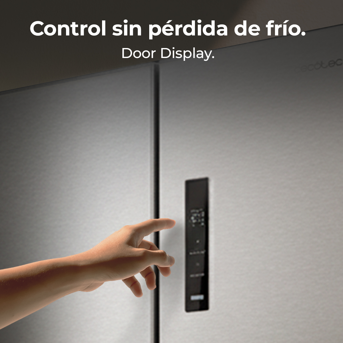 Una mano tocca il display digitale sulla porta del frigorifero.