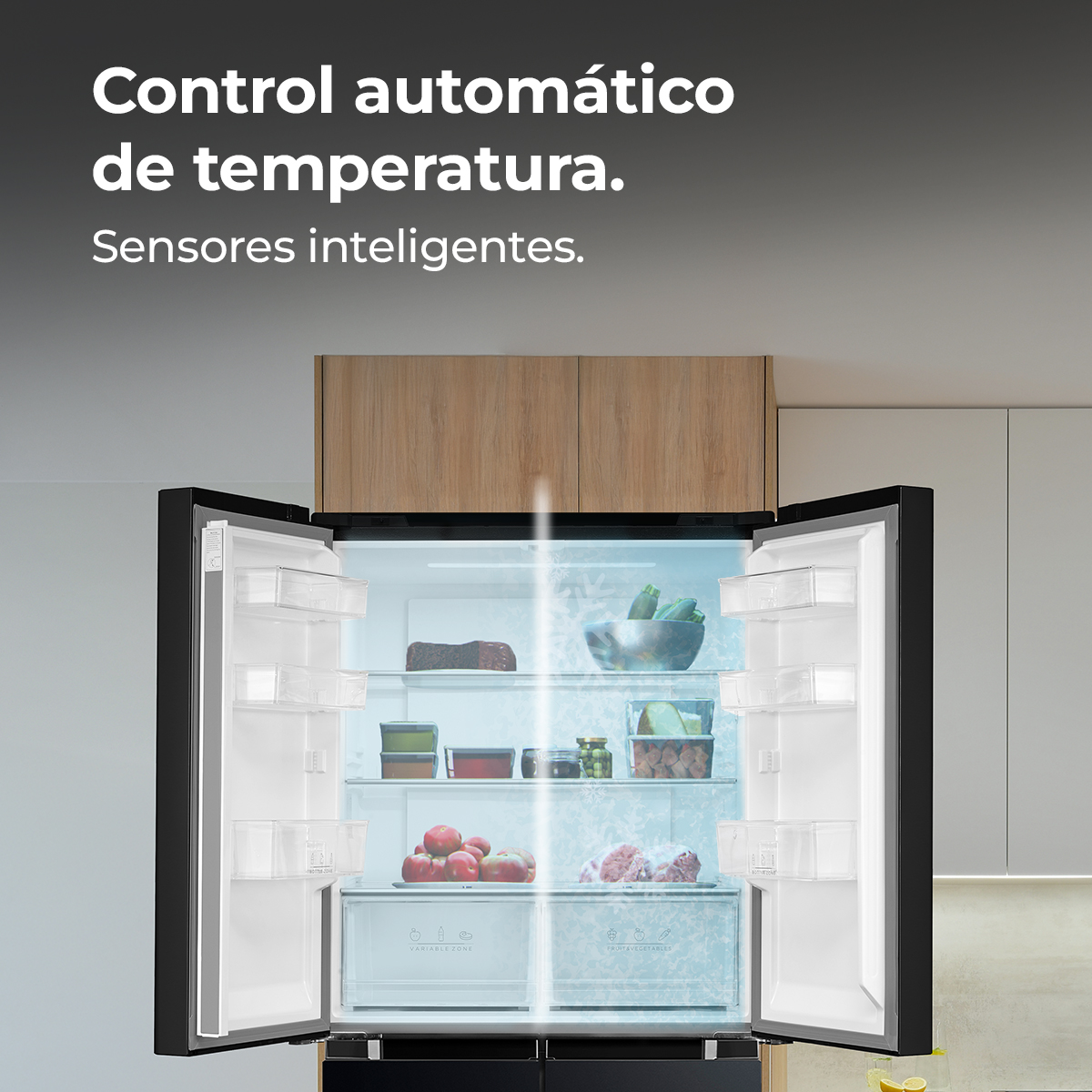 Frigorifero aperto con cibo e particelle di ghiaccio. Testo in alto: Controllo automatico della temperatura.