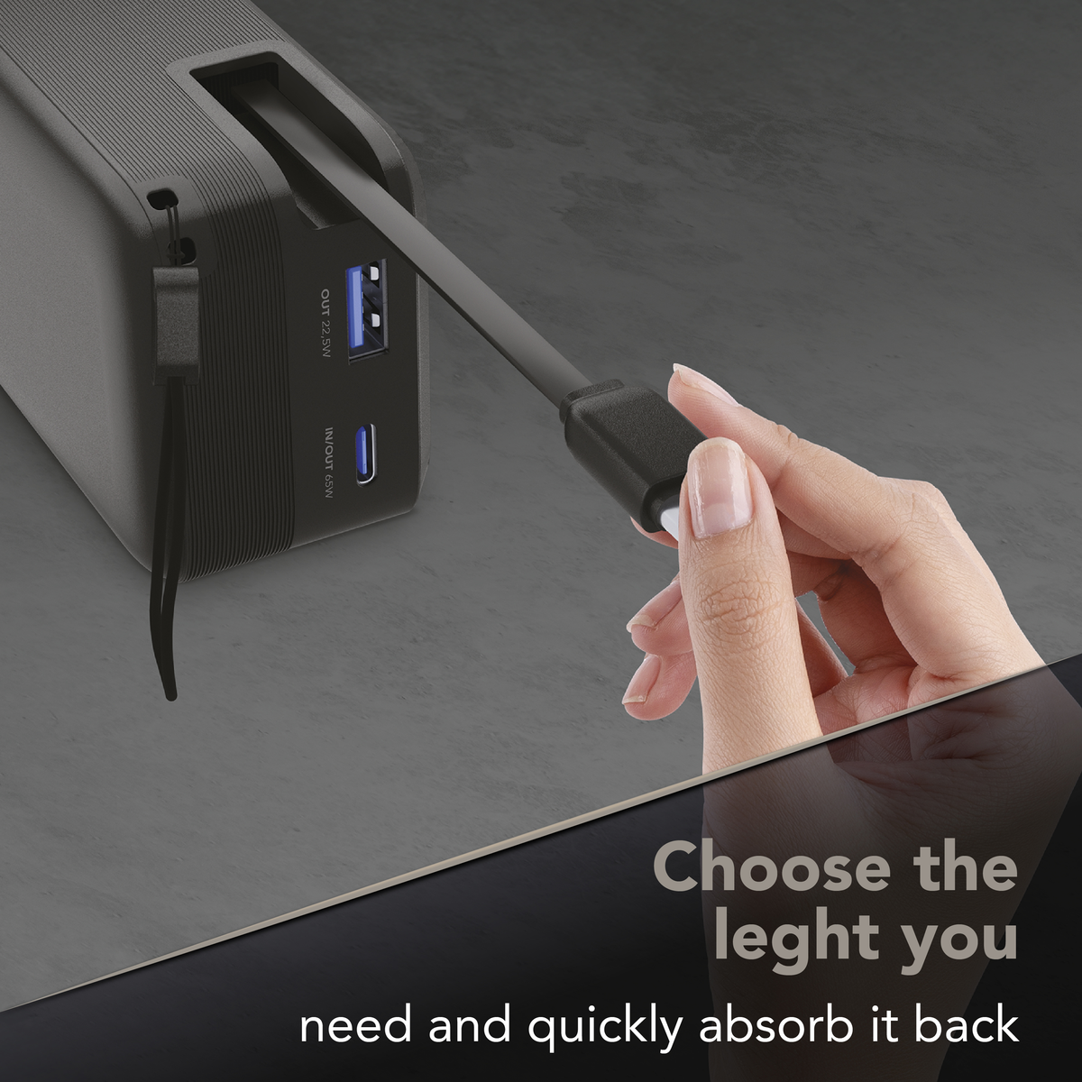 Eine Hand steckt ein USB-C-Kabel in eine schwarze Powerbank mit Anschlüssen (22,5W und 65W).