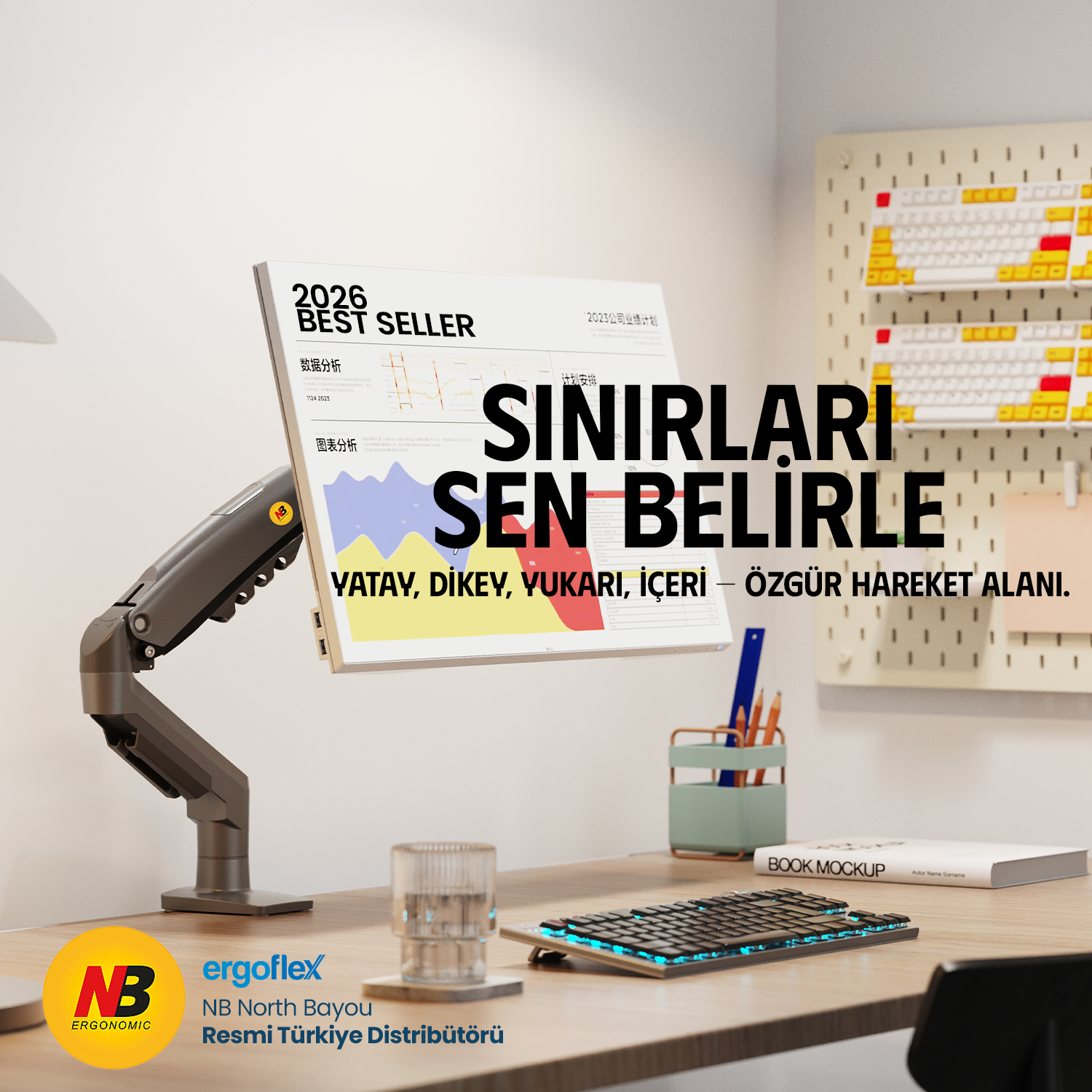 Monitor kollu, klavyeli, kitaplı ve su bardaklı bir masa.