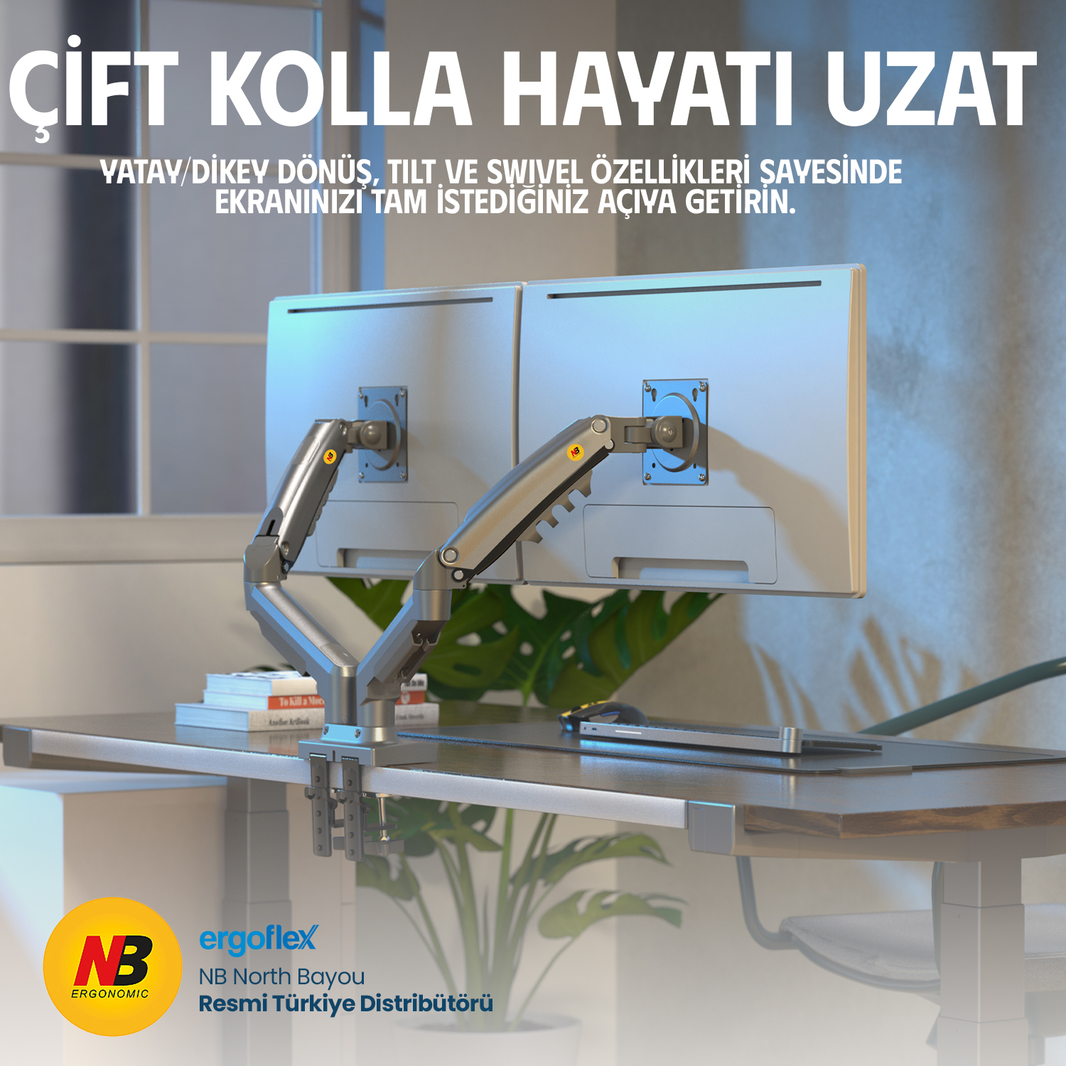 Ahşap masada iki monitörlü, fareli ve klavyeli masa kolu.