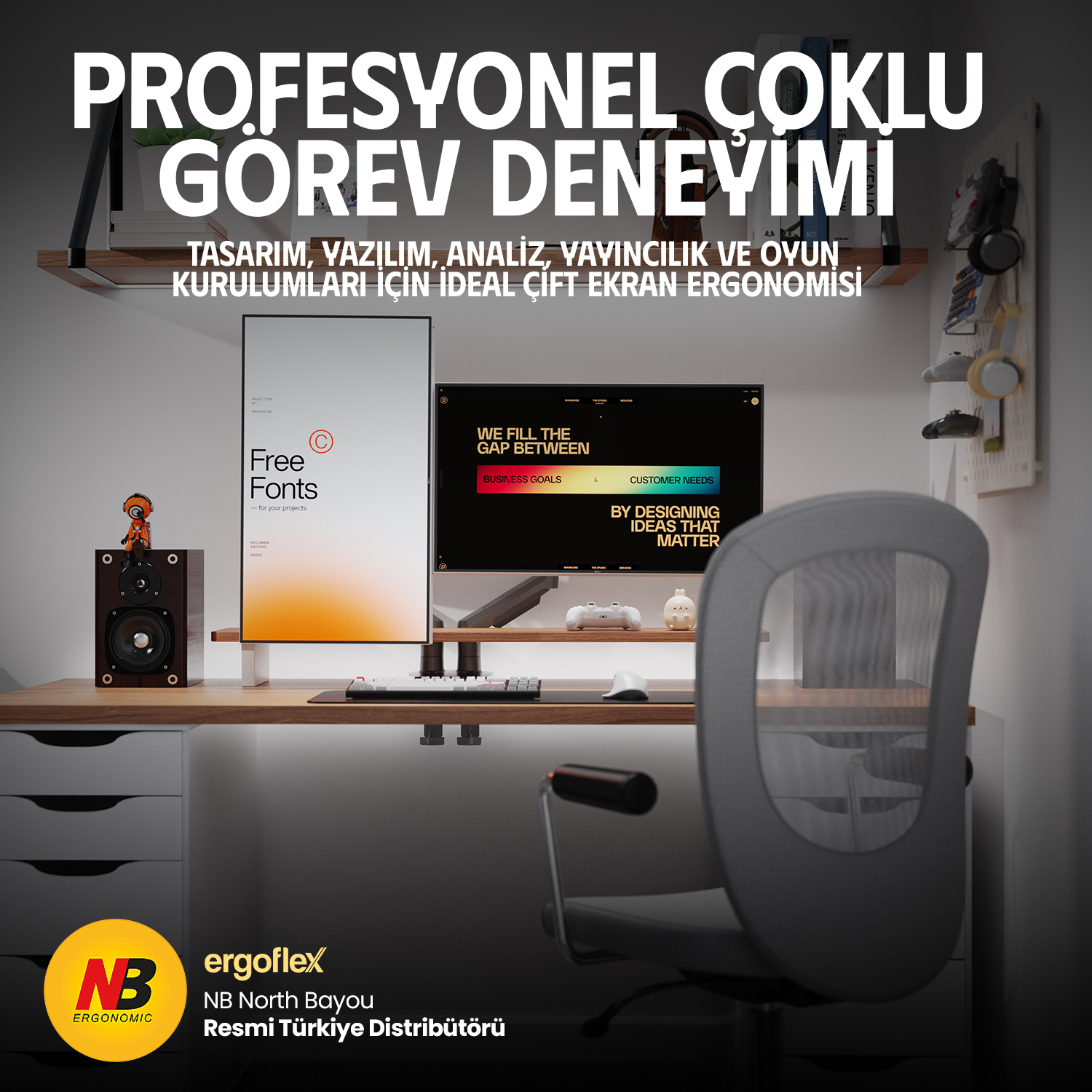 İki monitör, klavye, fare, hoparlör ve sandalyeli bir masa kurulumu.