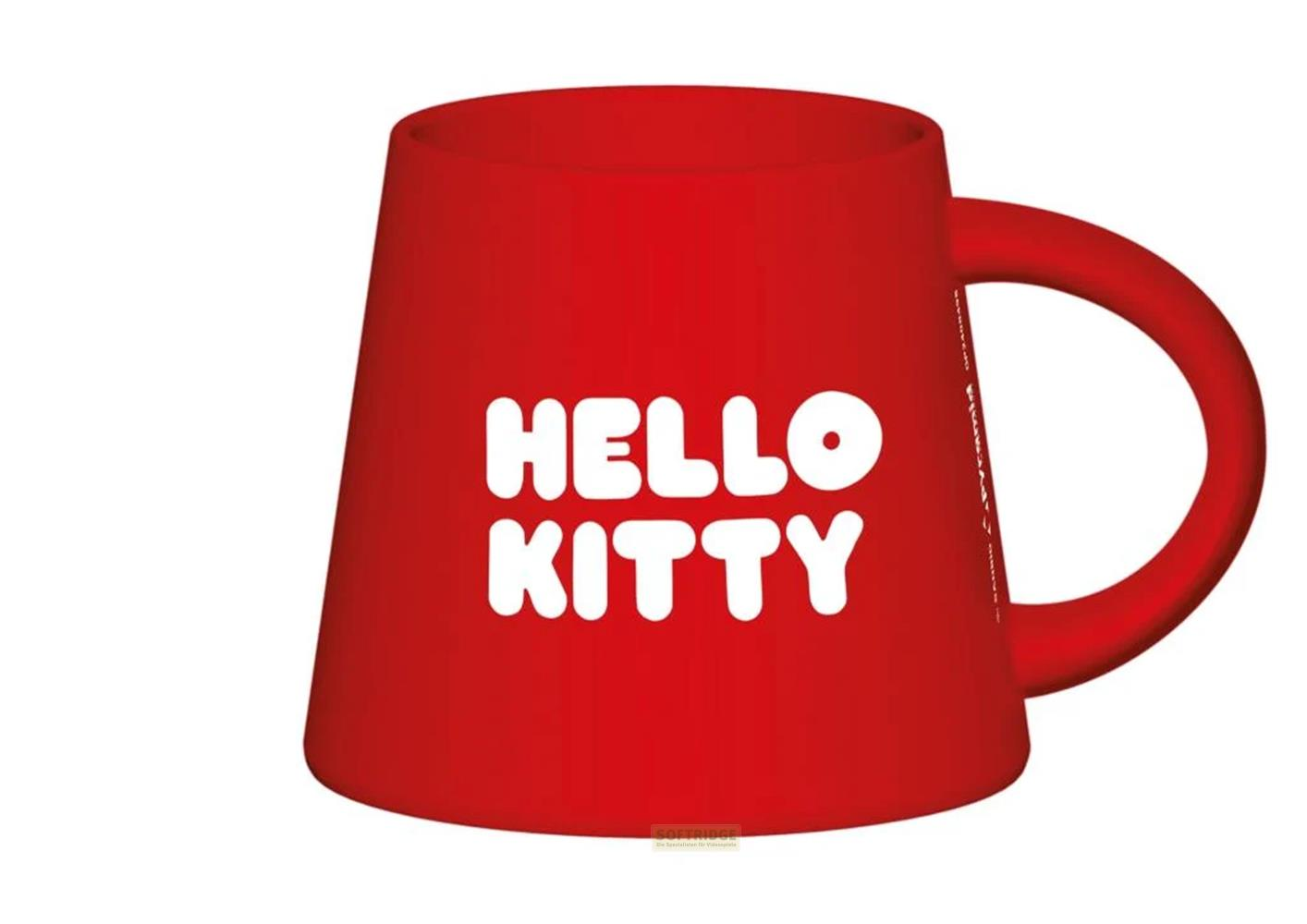 Una taza roja con texto blanco "HELLO KITTY".