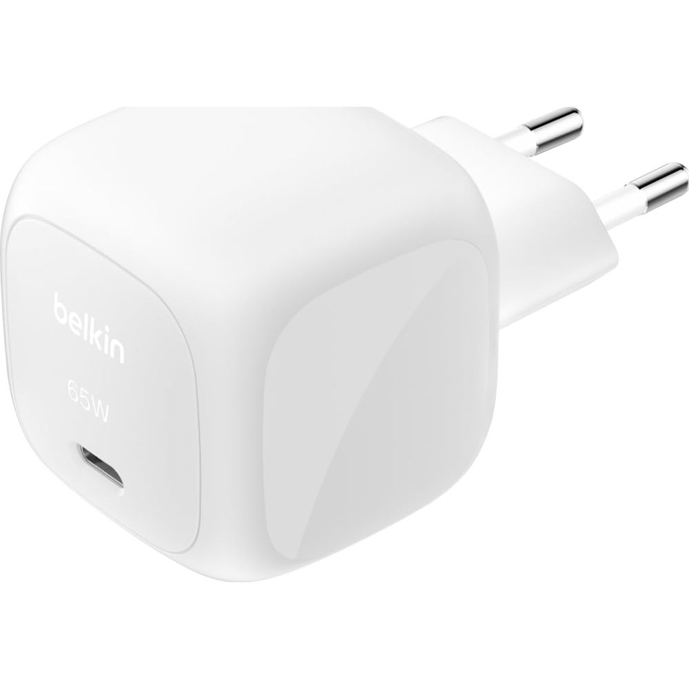 Un alimentatore USB-C Belkin bianco da 65W con spine europee.