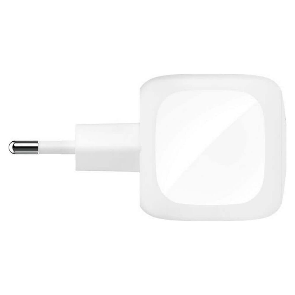 Un alimentatore bianco con un pin rotondo su sfondo bianco.