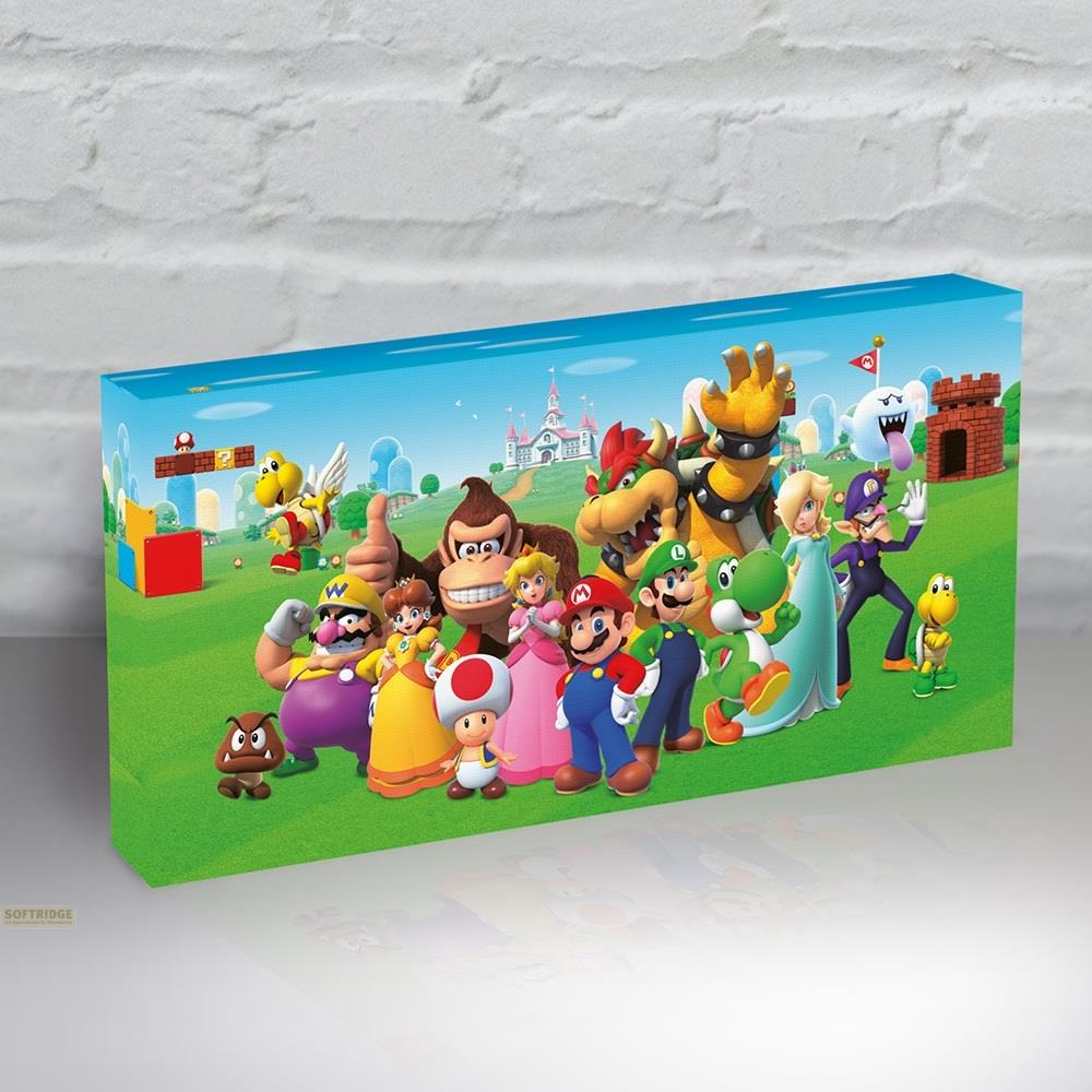 Postacie Super Mario na zielonej trawie pod błękitnym niebem z zamkiem.