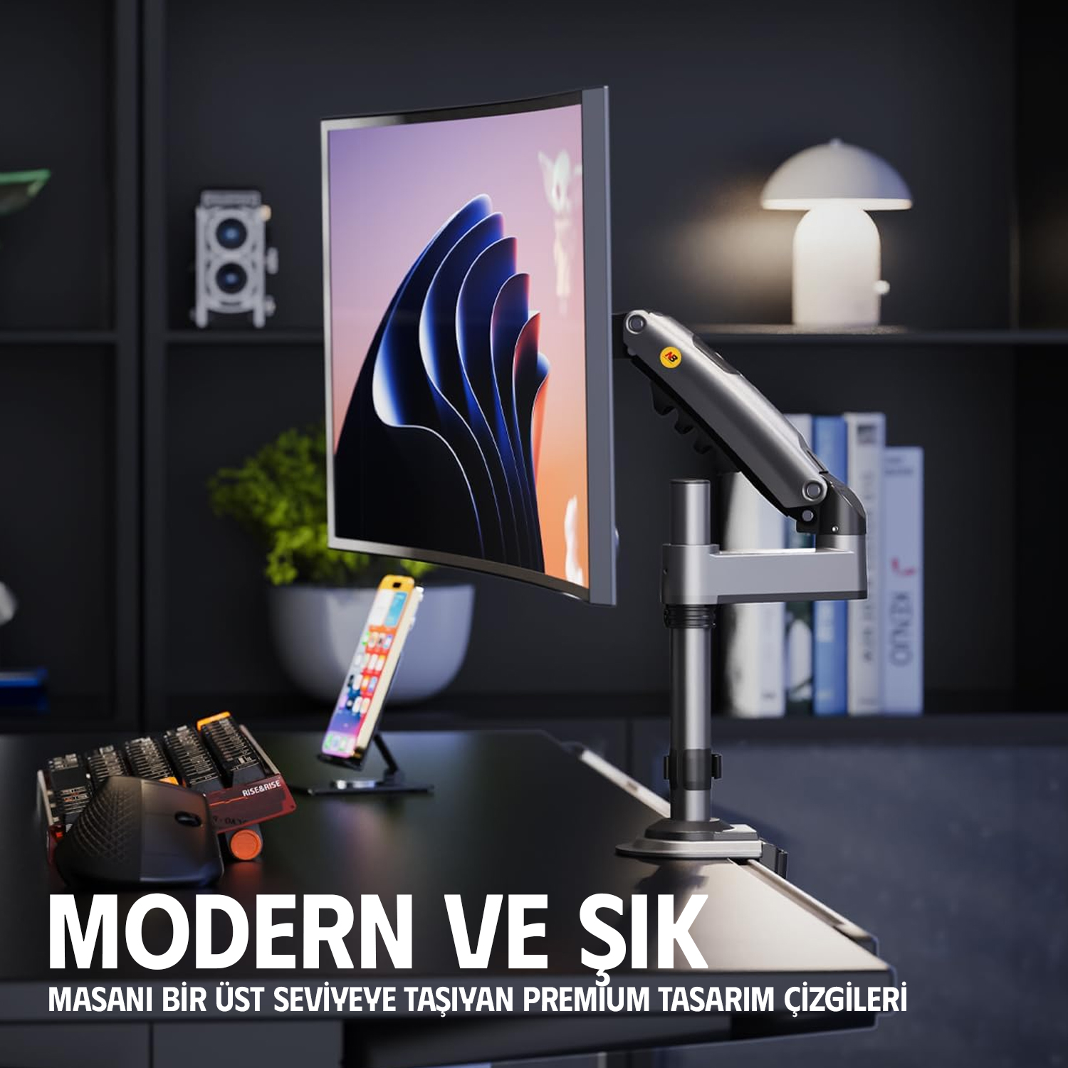Monitor kollu, klavyeli, faresi, akıllı telefonlu ve lambalı masa.