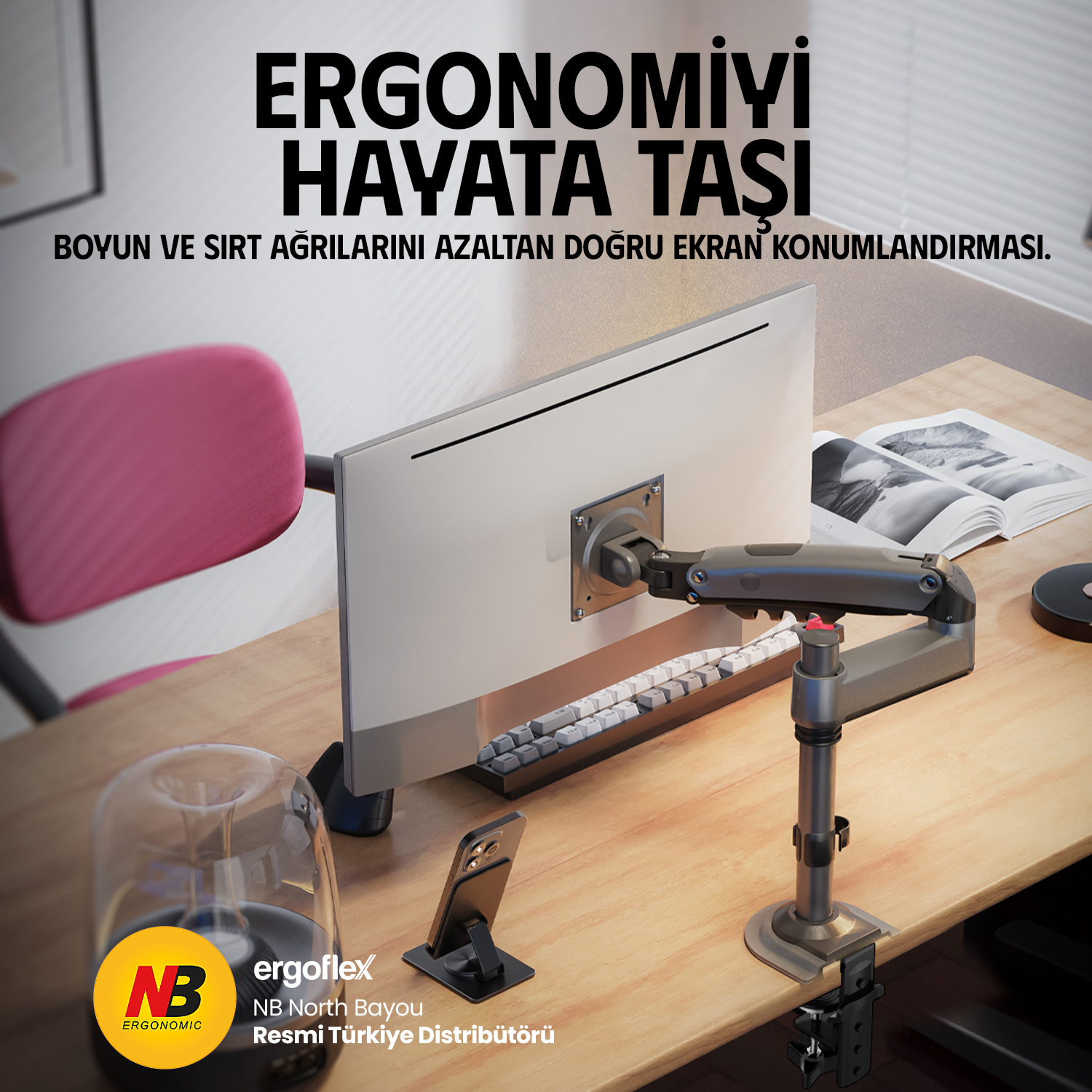 Ergonomik kol üzerinde monitörlü modern masaüstü kurulumu. Yazı duruşu teşvik eder.