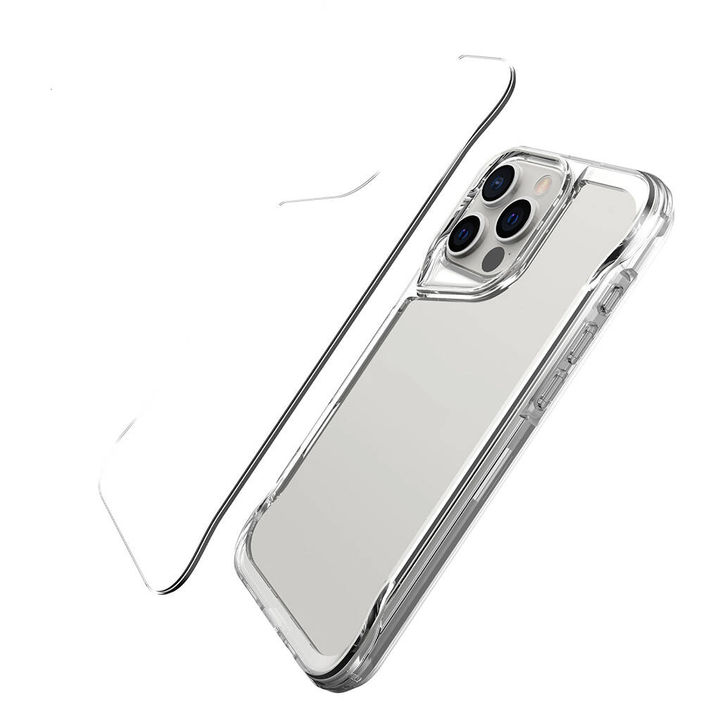 Kamera lensine odaklanan şeffaf telefon kılıfı. Beyaz arka plan.