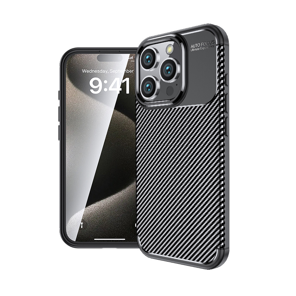 Üç kameralı, karbon fiber kılıflı siyah bir iPhone.