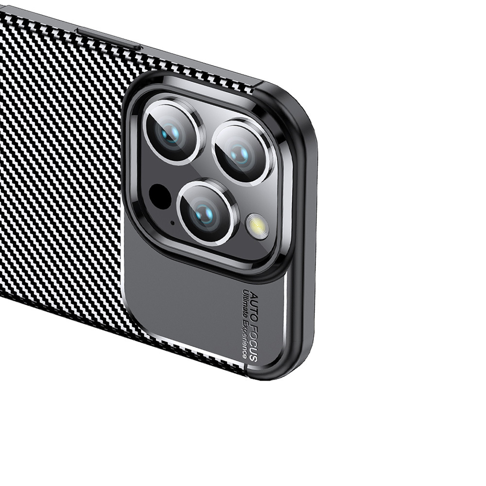 Karbon fiber desenli ve üç kameralı siyah telefon kılıfı.