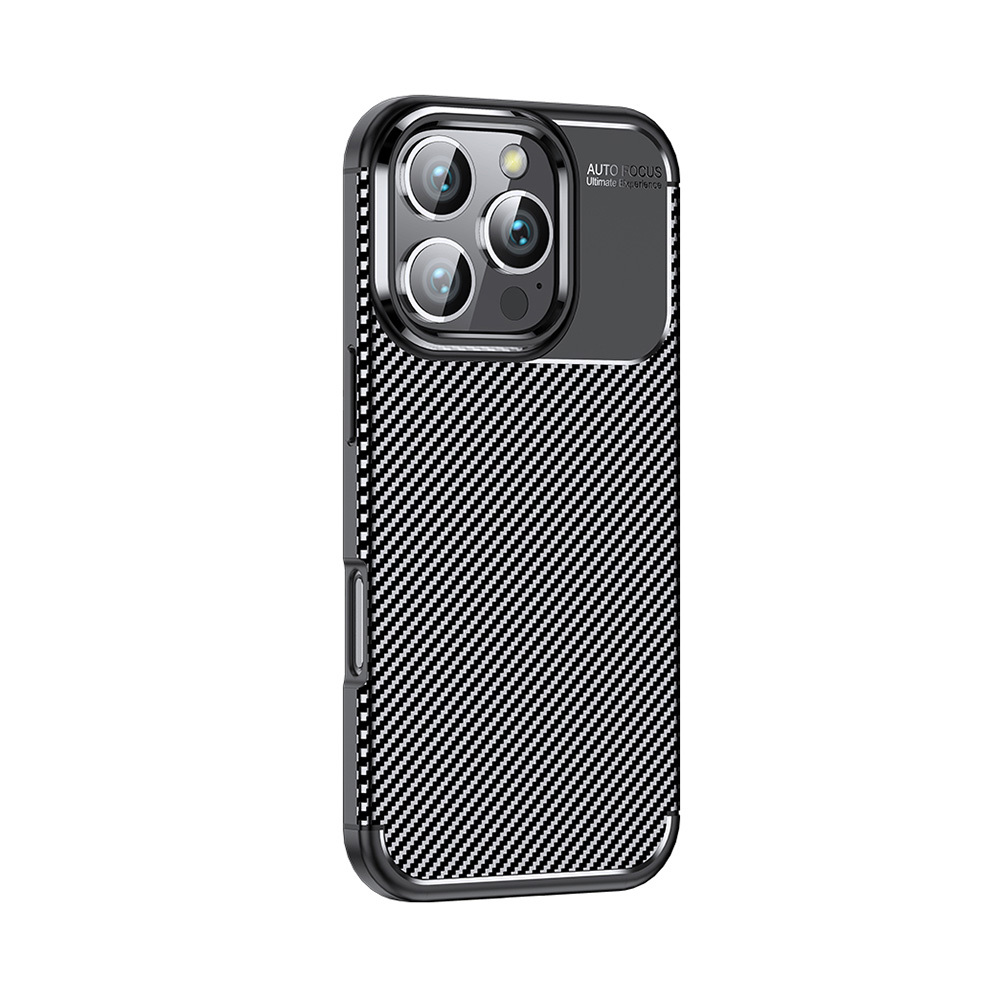 Karbon fiber desenli ve üçlü kameralı siyah telefon kılıfı.