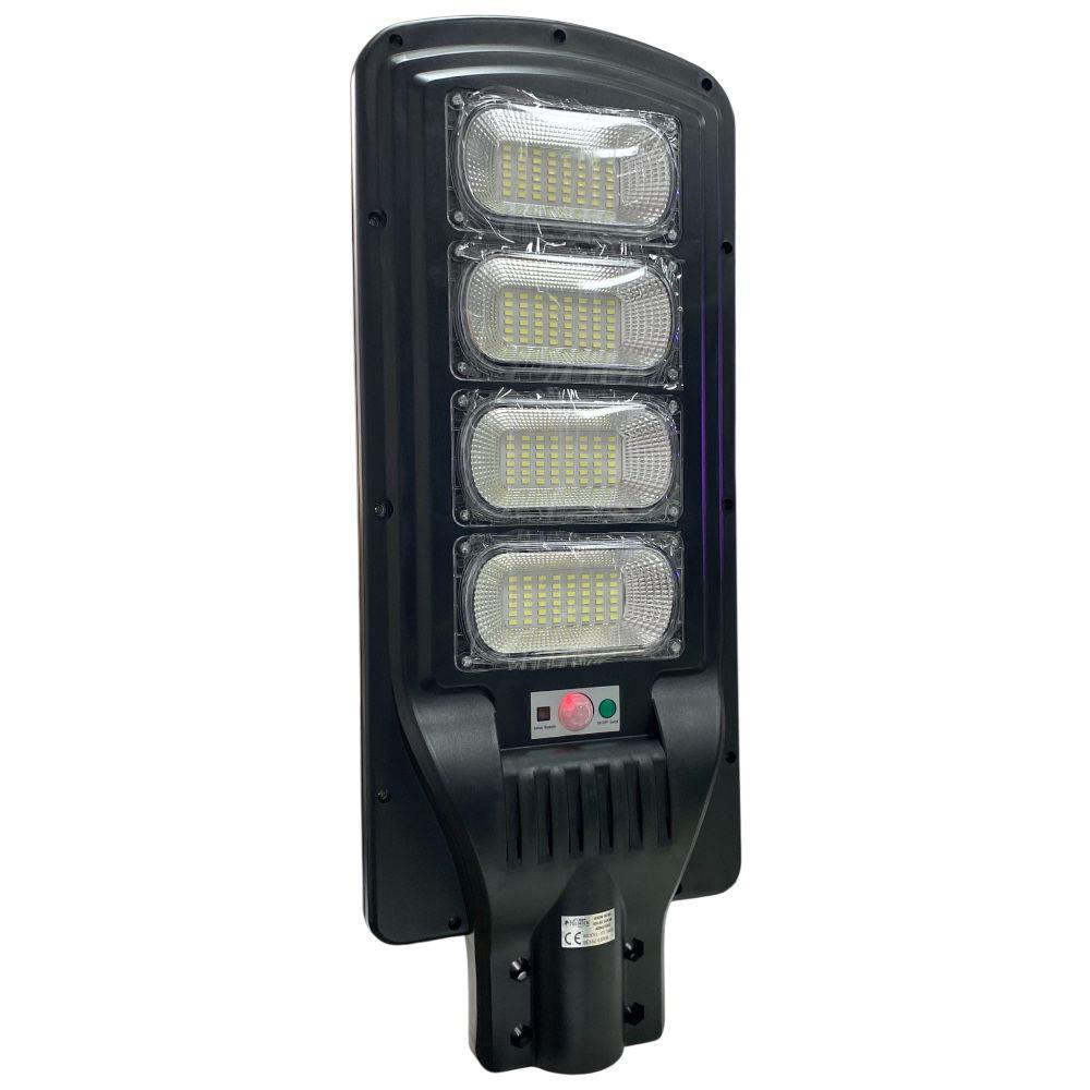 Dört LED panel ve kırmızı/yeşil düğmeli siyah güneş enerjili lamba.
