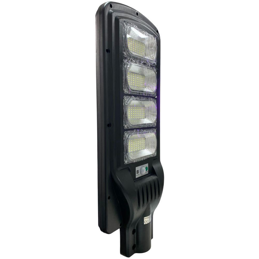 Dört LED modül ve gümüş ızgaralı siyah güneş enerjili sokak lambası.