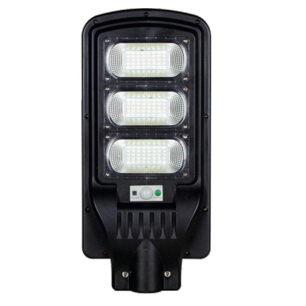 Üç LED panel ve hareket sensörlü siyah güneş enerjili sokak lambası.