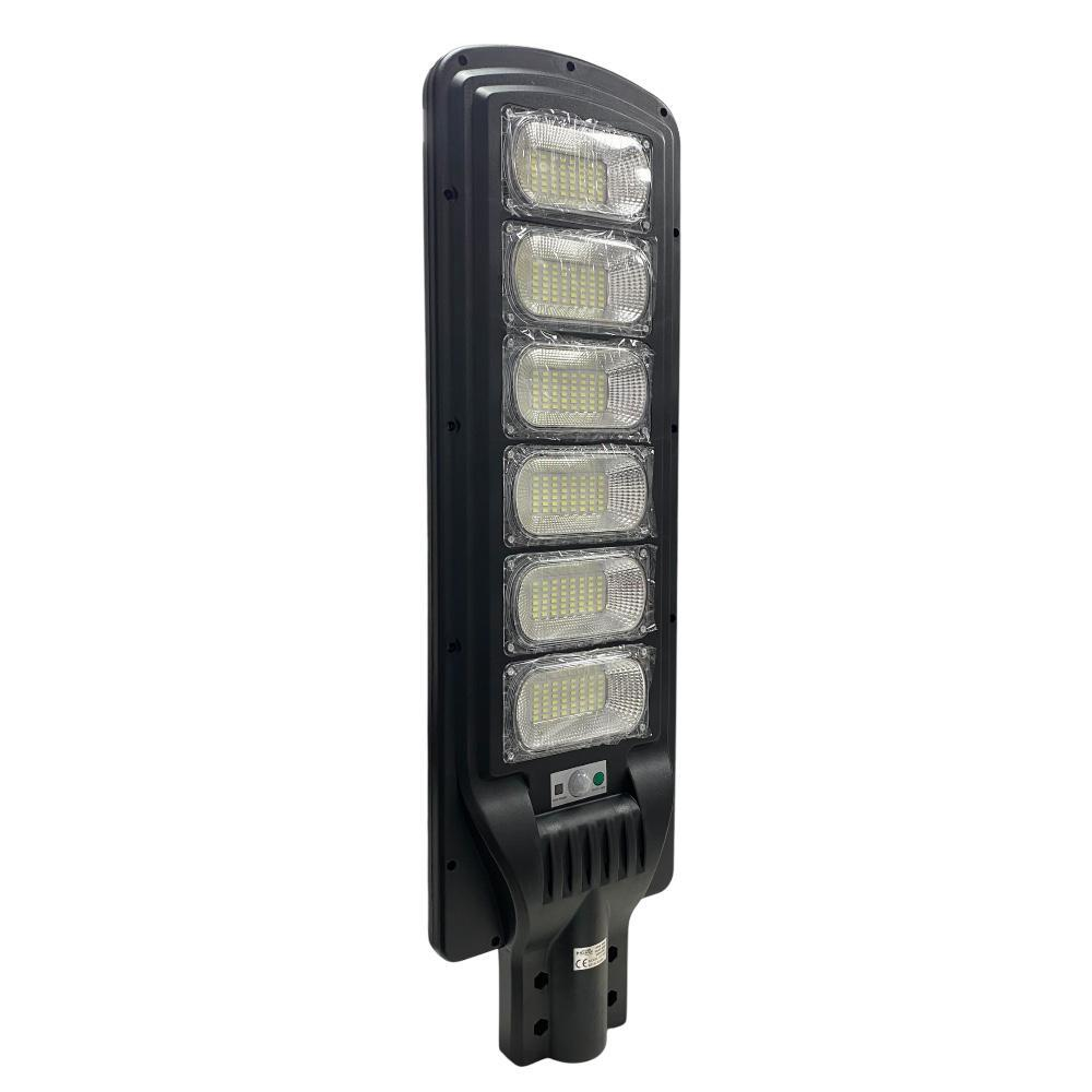 Altı LED modülü ve montaj aparatı bulunan siyah güneş enerjili sokak lambası başlığı.