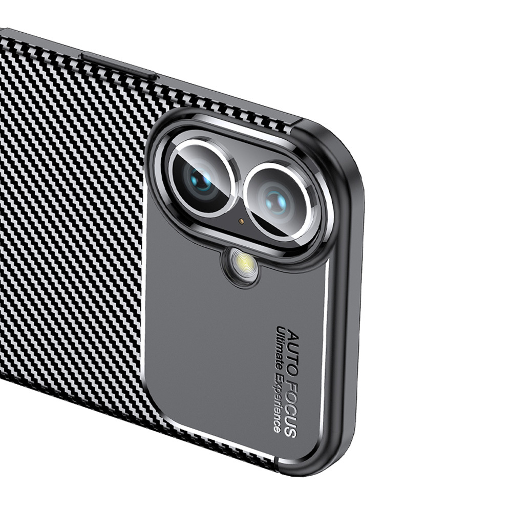 Karbon fiber desenli ve kamera dizilimli siyah telefon kılıfı yakın çekim.