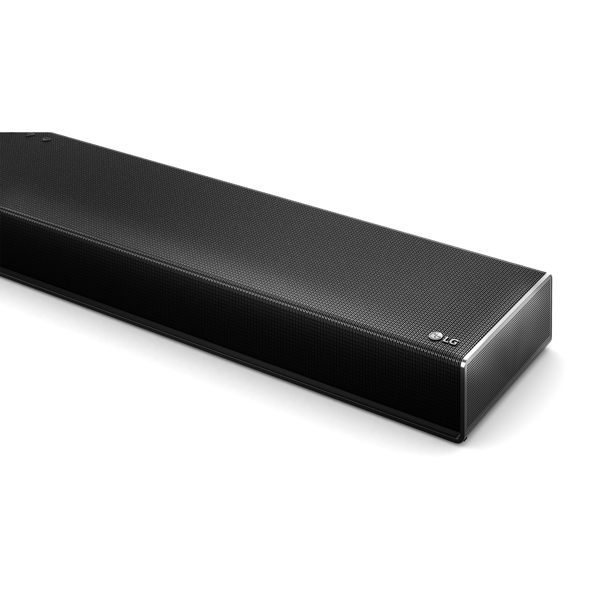 Soundbar LG nero su sfondo bianco. Vista ravvicinata.