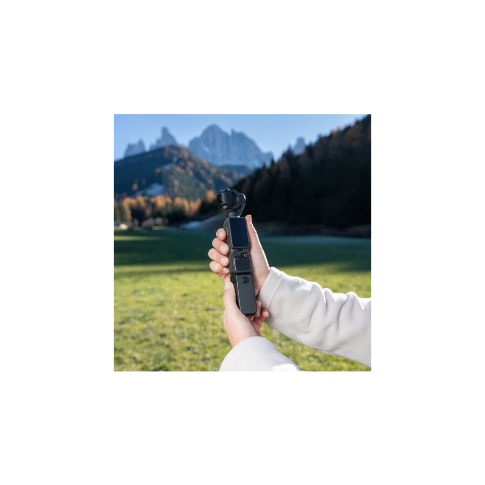 Eine Hand hält eine schwarze Kamera mit Gimbal vor einer Berglandschaft im Herbst.
