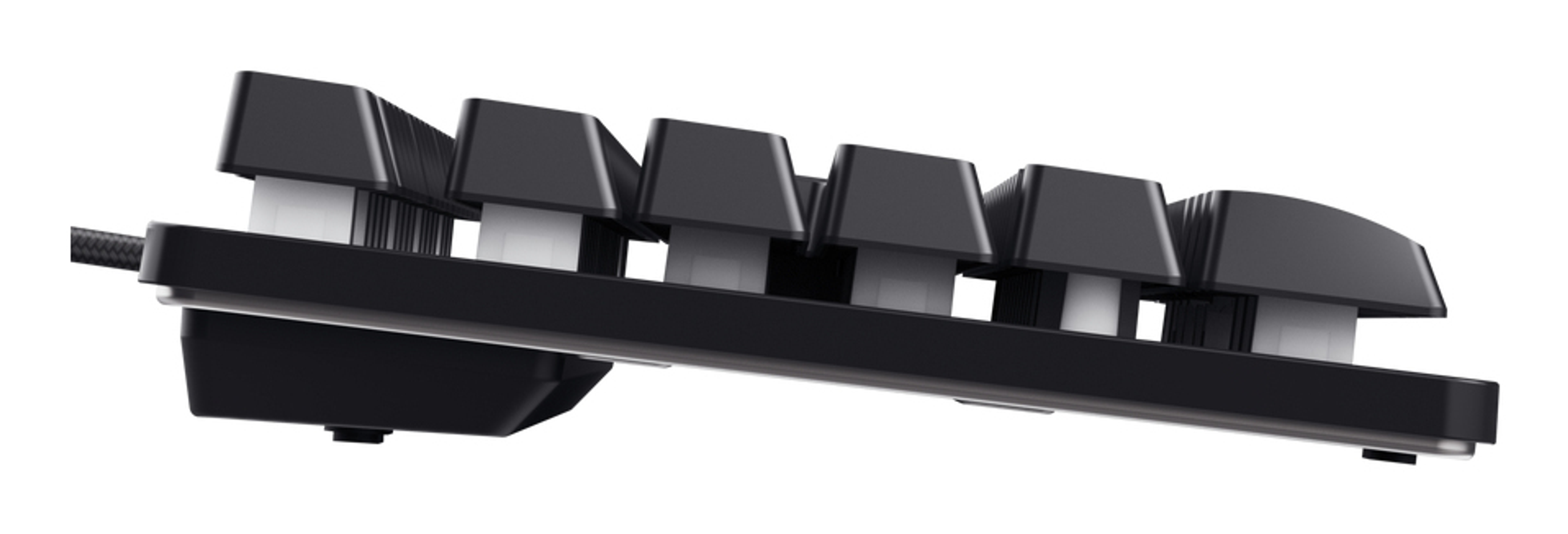 Primo piano di una tastiera nera con switch bianchi e cavo intrecciato.