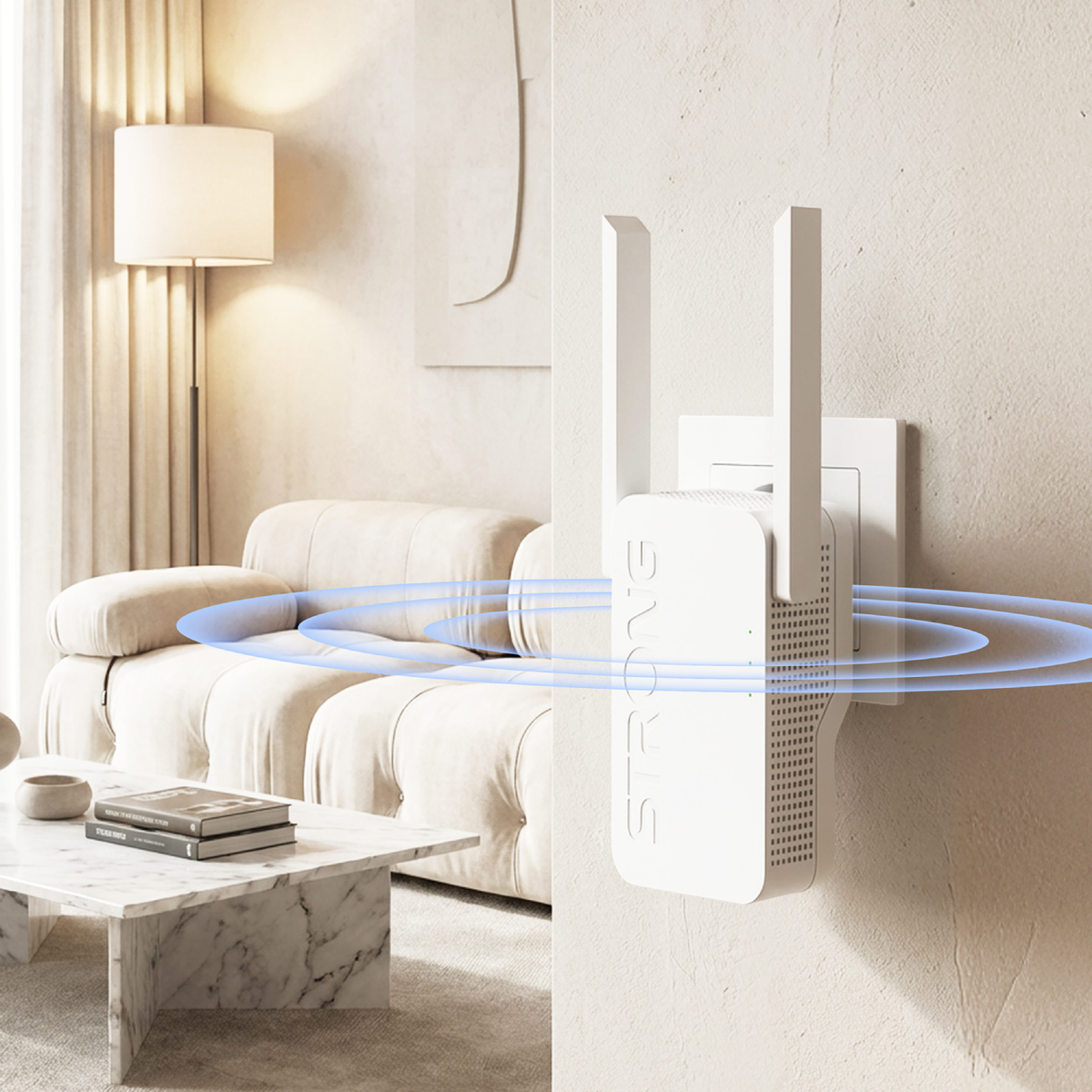 Un extensor Wi-Fi blanco con antenas enchufado a un tomacorrientes.