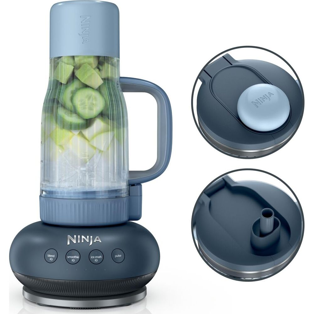 Ein blauer Ninja-Mixer mit Gurke und Eis im Becher. Andere Teile gezeigt.