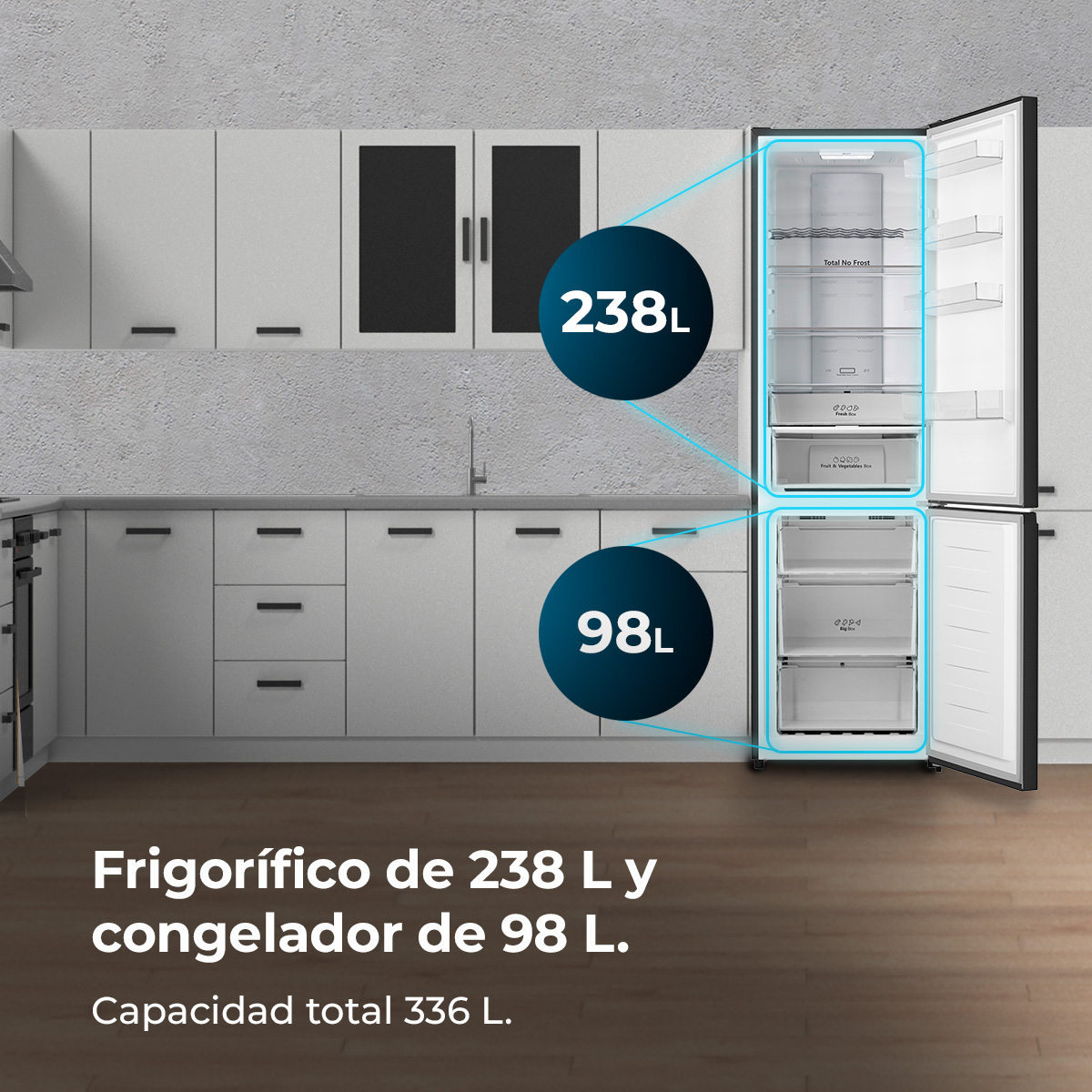Cucina con frigorifero e congelatore aperti. CapacitC 238L frigo, 98L congelatore.