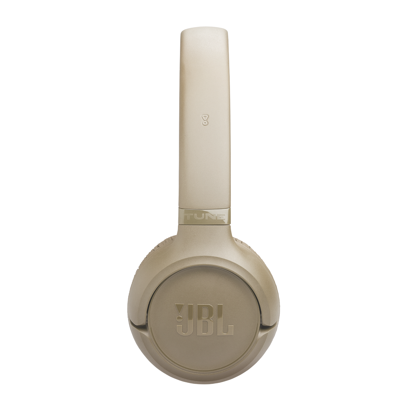 Eine goldene JBL Kopfhörer-Ohrmuschel mit dem JBL-Logo. Weißer Hintergrund.