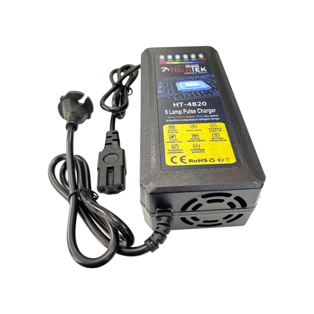 Siyah HT-4820 şarj cihazı kabloları ve fişi ile, beyaz yazı, simgeli sarı panel.