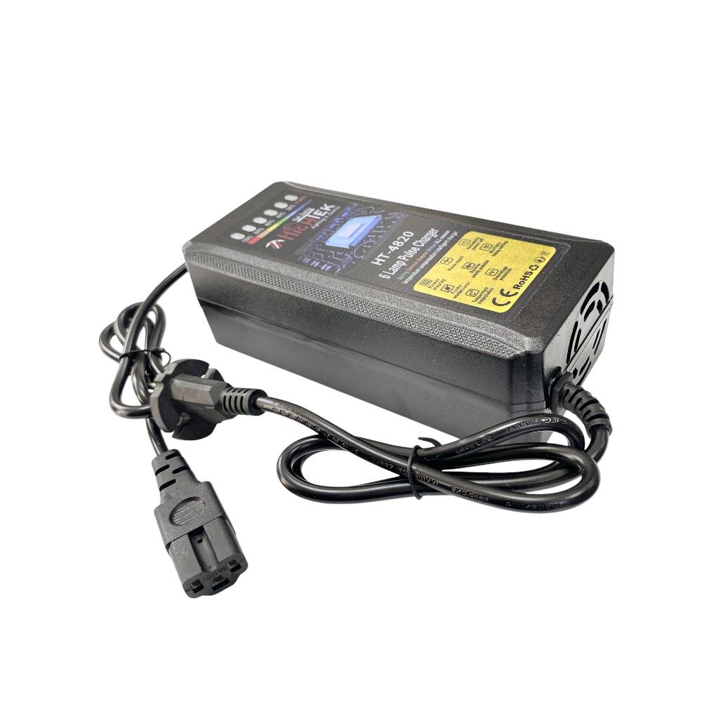 Kabloları ve fişi olan siyah akü şarj cihazı, model HT-4820.