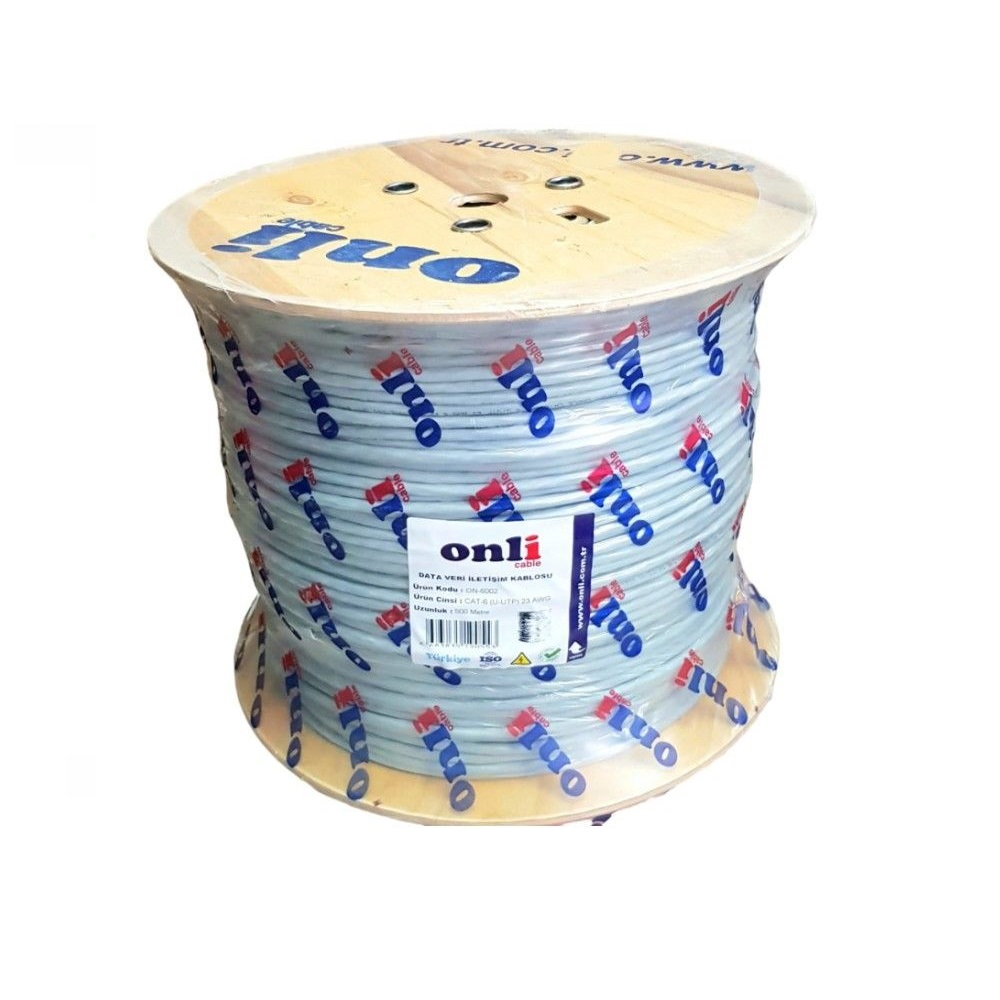 Büyük gri ağ kablosu makarası, logo ve etiketli plastikle sarılı.