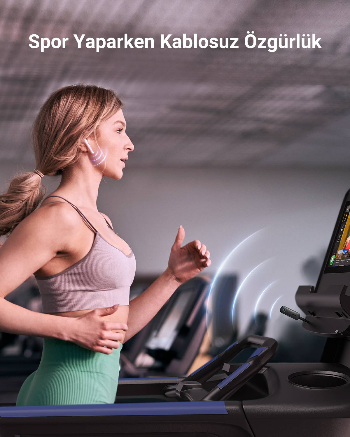 Kulaklıklı kadın koşu bandında spor salonunda egzersiz yapıyor.