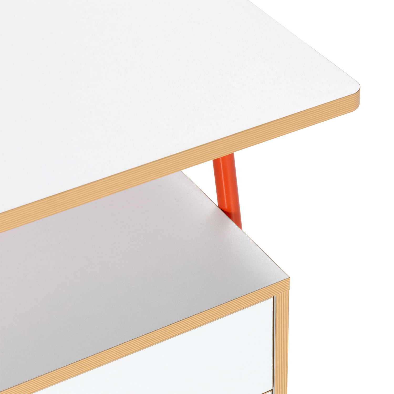 Superficie blanca con pata naranja y borde de madera.