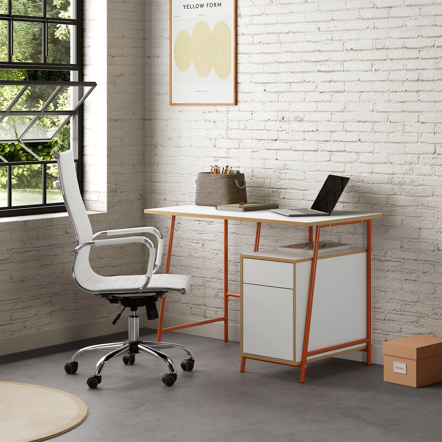 Una silla de oficina blanca junto a un escritorio con portátil y unidad de cajones.