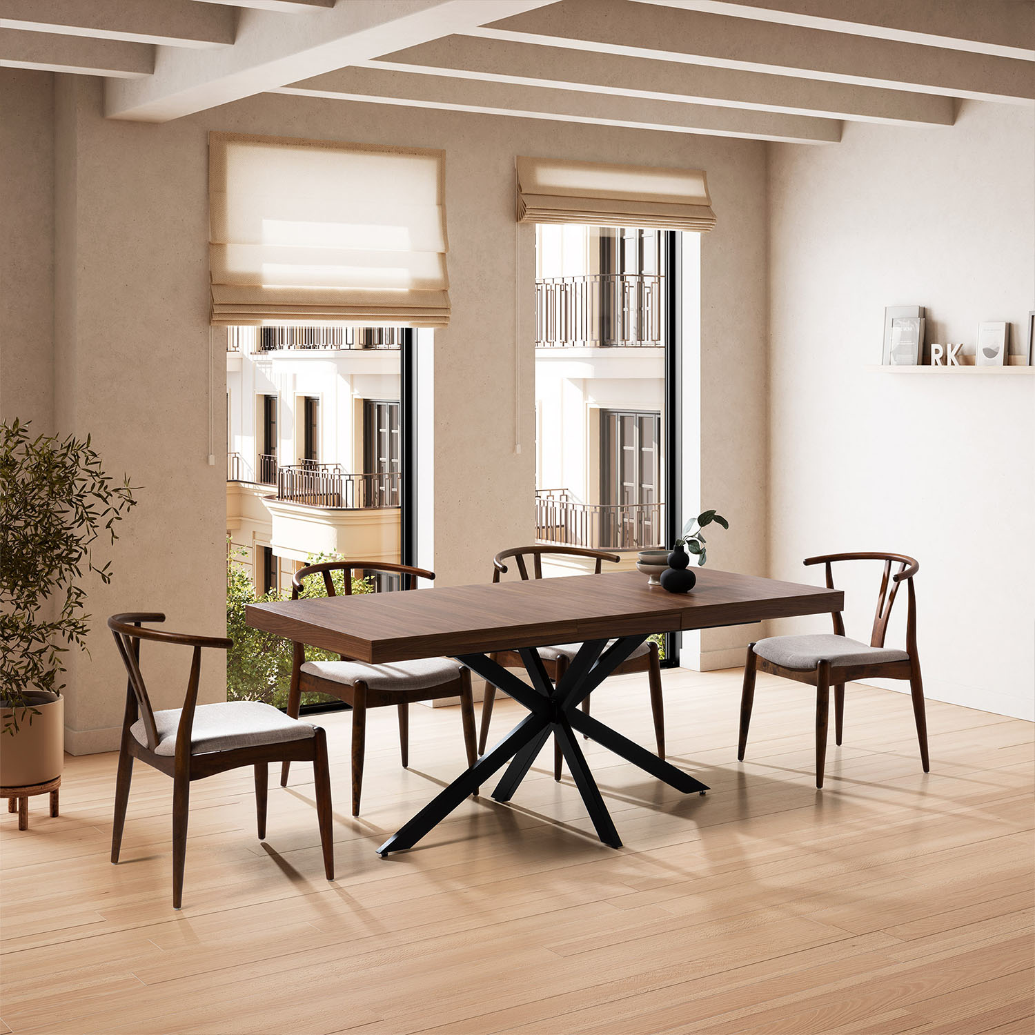 Una mesa de comedor de madera con cuatro sillas en una sala luminosa con vista a la ciudad.