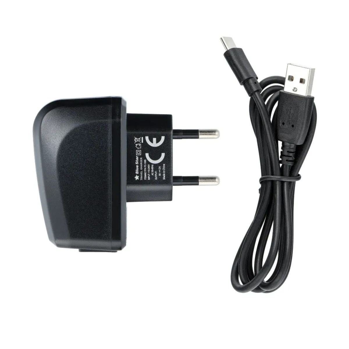 Un cargador negro con cable y enchufe USB-C.