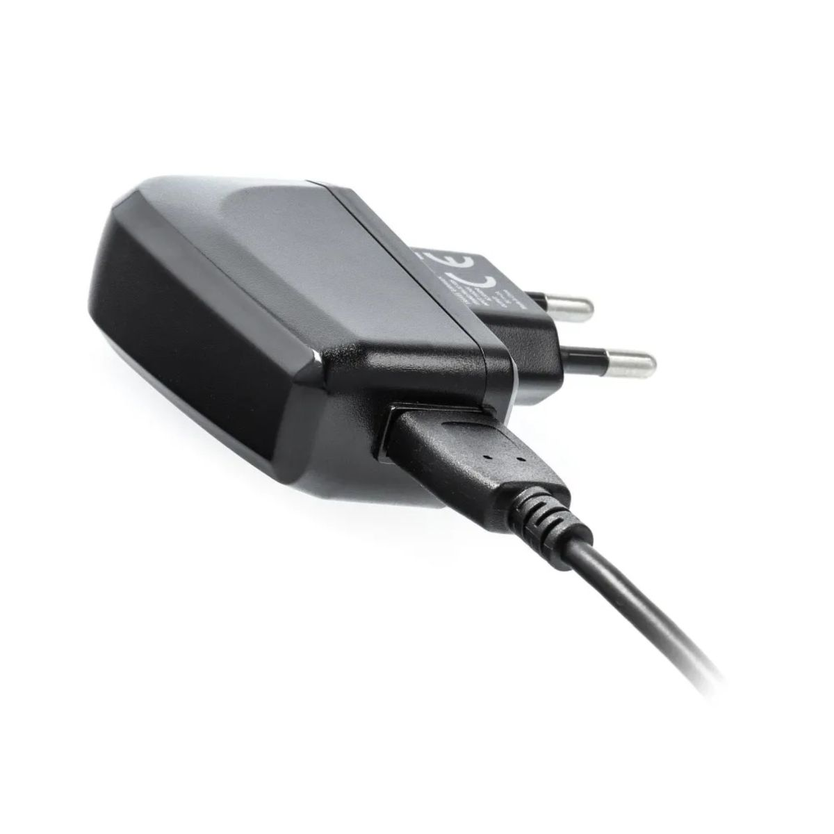 Un adaptador de corriente negro con cable USB conectado, fondo blanco.
