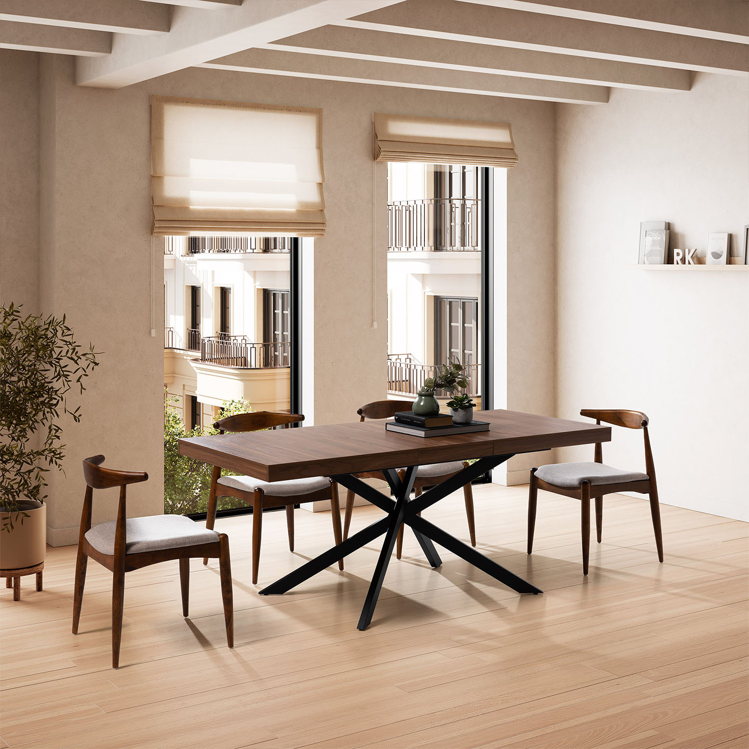 Una mesa de comedor de madera con cuatro sillas en una sala luminosa, vista a un edificio.