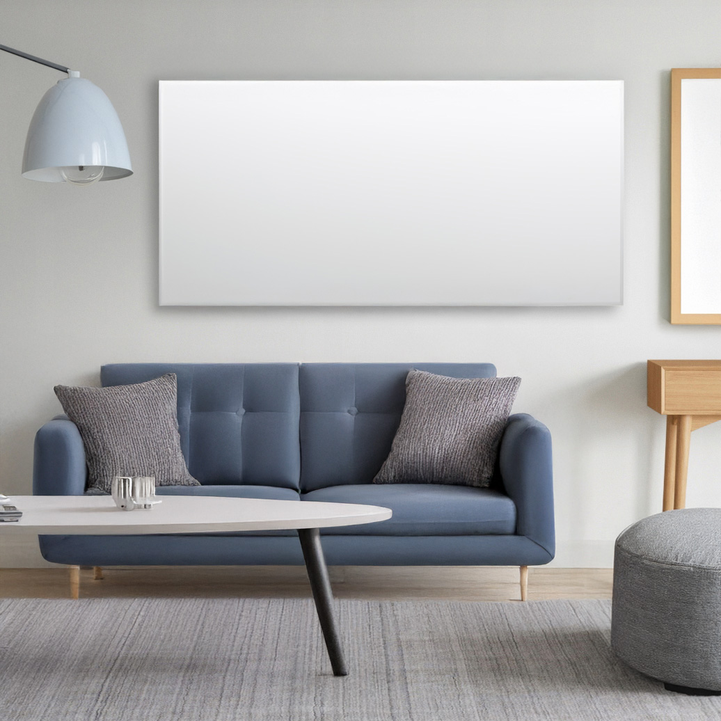 Niebieska sofa z poduszkami przed białym lustrem.
