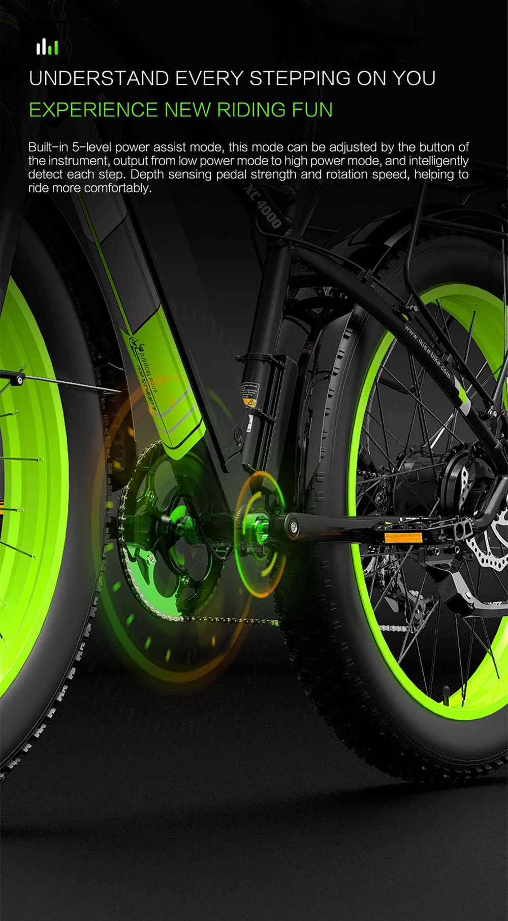 Una bicicleta eléctrica negra con detalles verdes, primer plano de la transmisión.