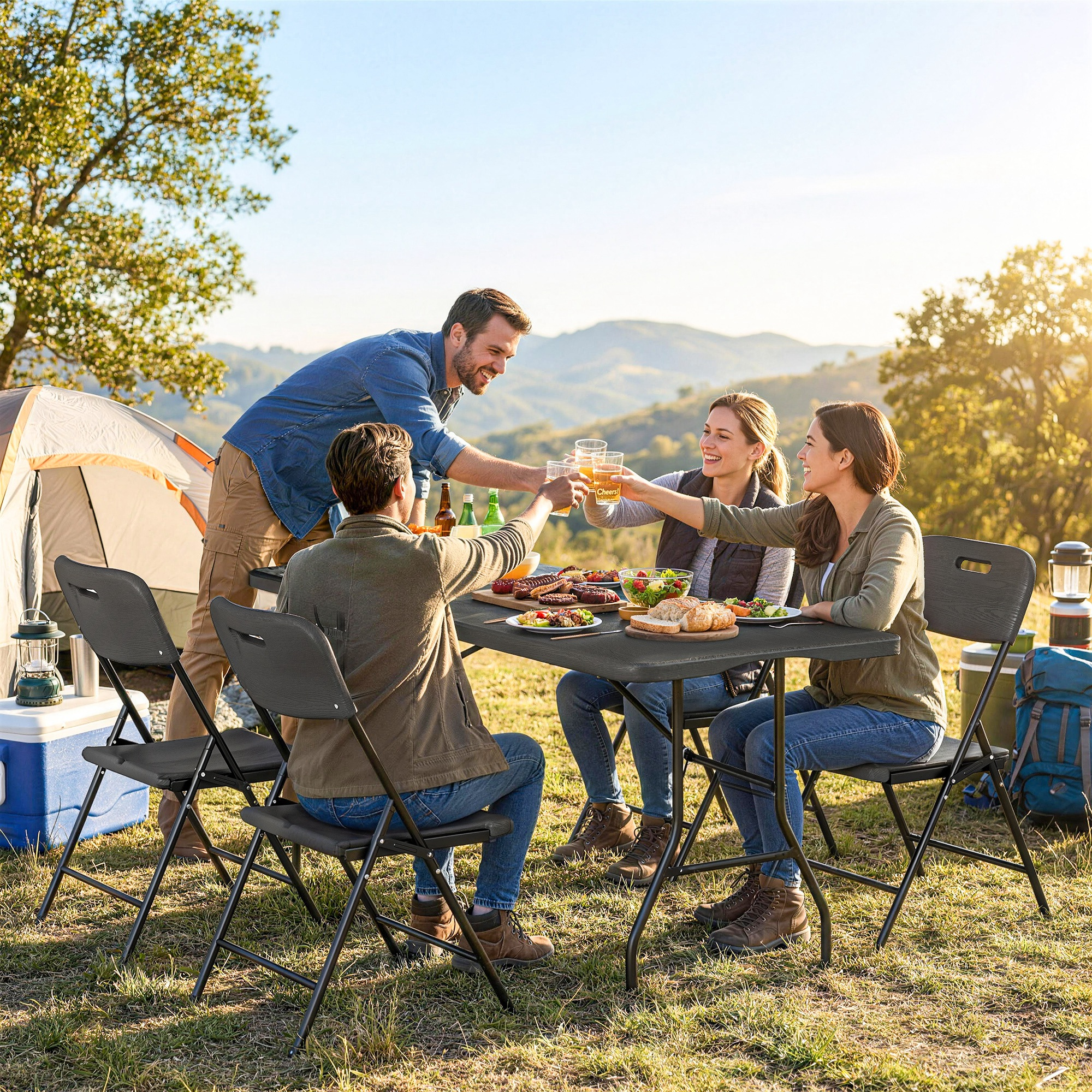 Cuatro personas disfrutan de un picnic al aire libre con comida y bebidas.