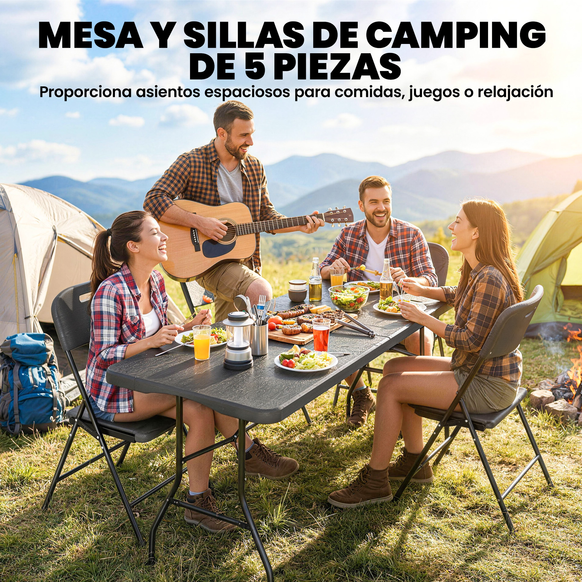 Cuatro personas sentadas en una mesa de camping, comiendo, un hombre toca la guitarra.