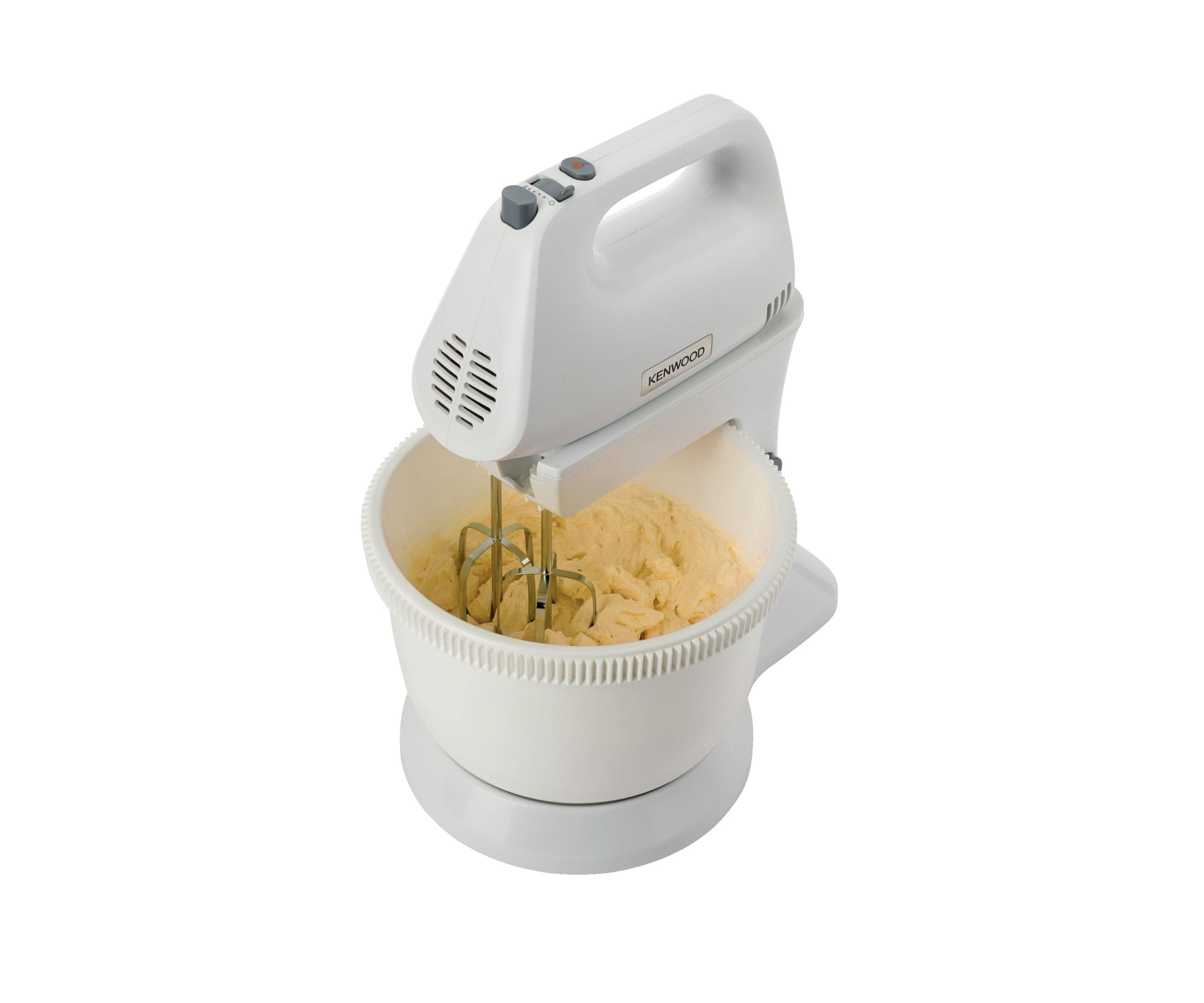 Un frullatore a mano Kenwood bianco mescola pastella in una ciotola bianca.