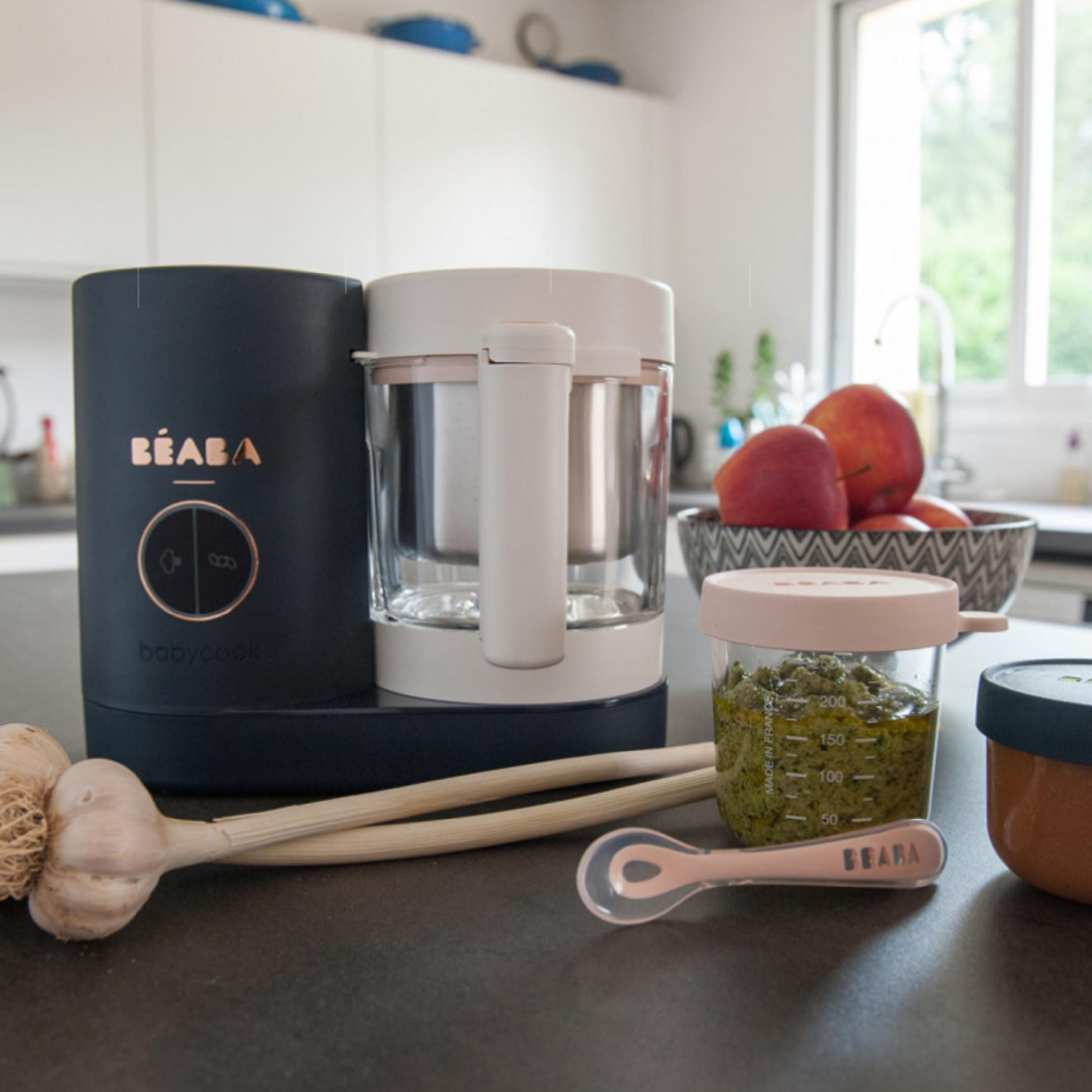 Robot per alimenti per bambini con aglio, mele e pappe.