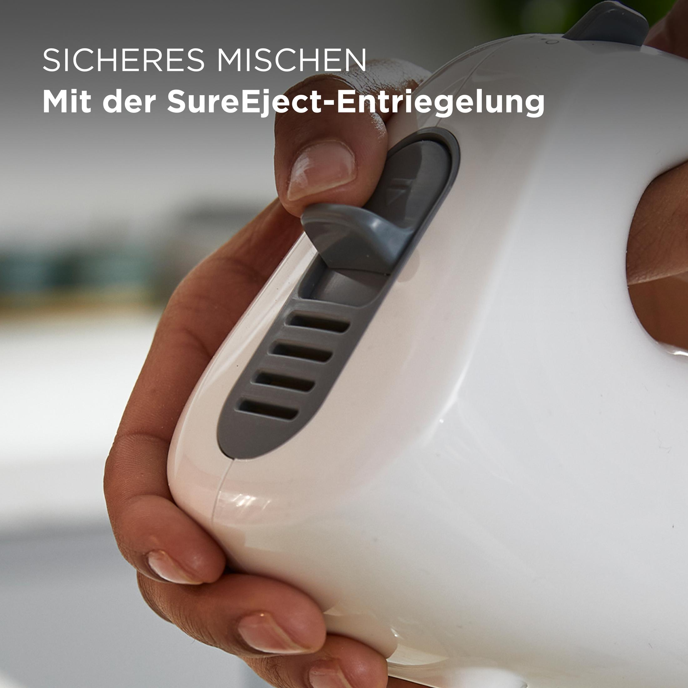 Een hand bedient een witte mixer met een grijze schuifknop en ventilatiesleuven.