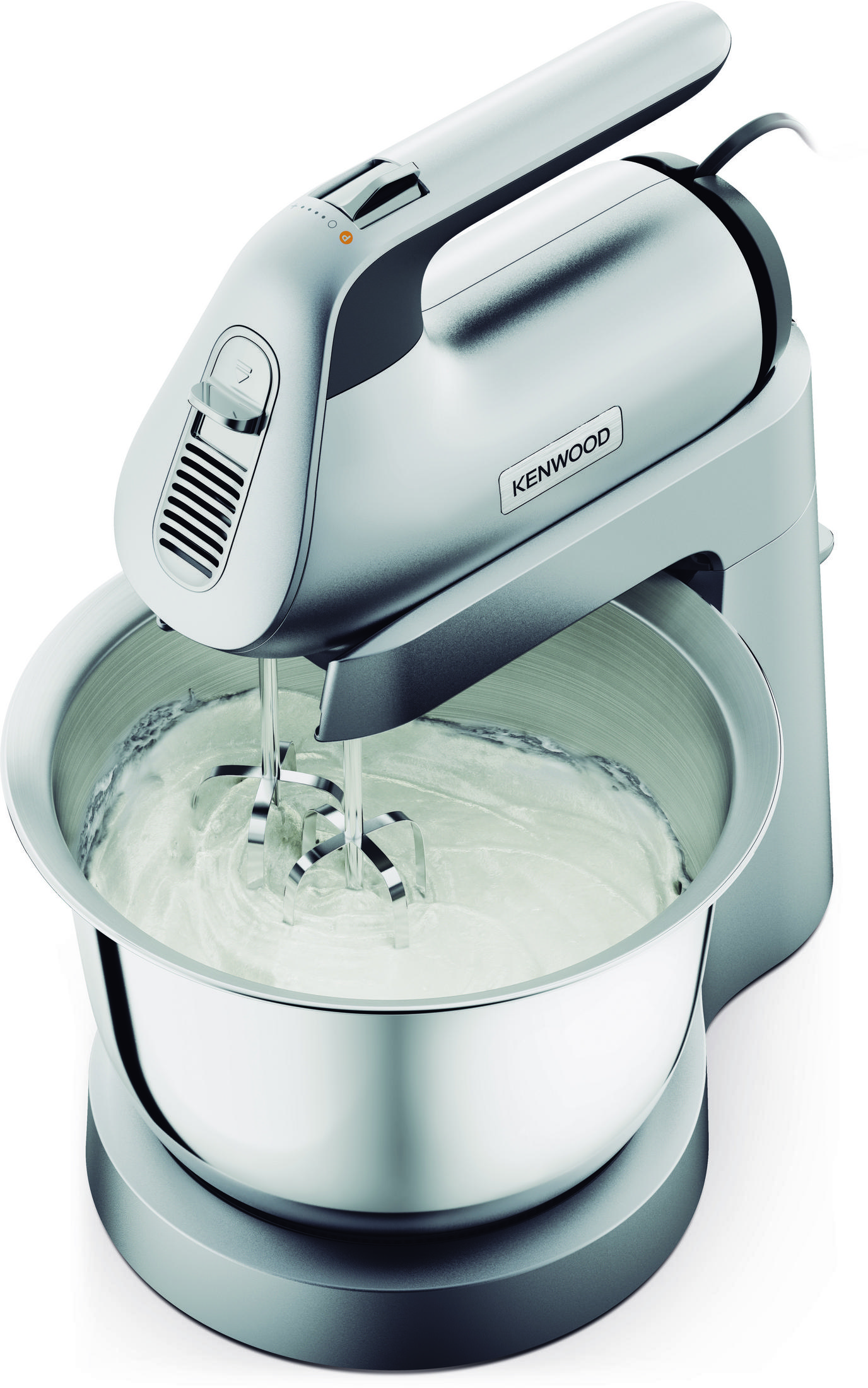 Ein silberner Kenwood Handmixer mit Schneebesen in einer Edelstahlschüssel mit weißer Masse.