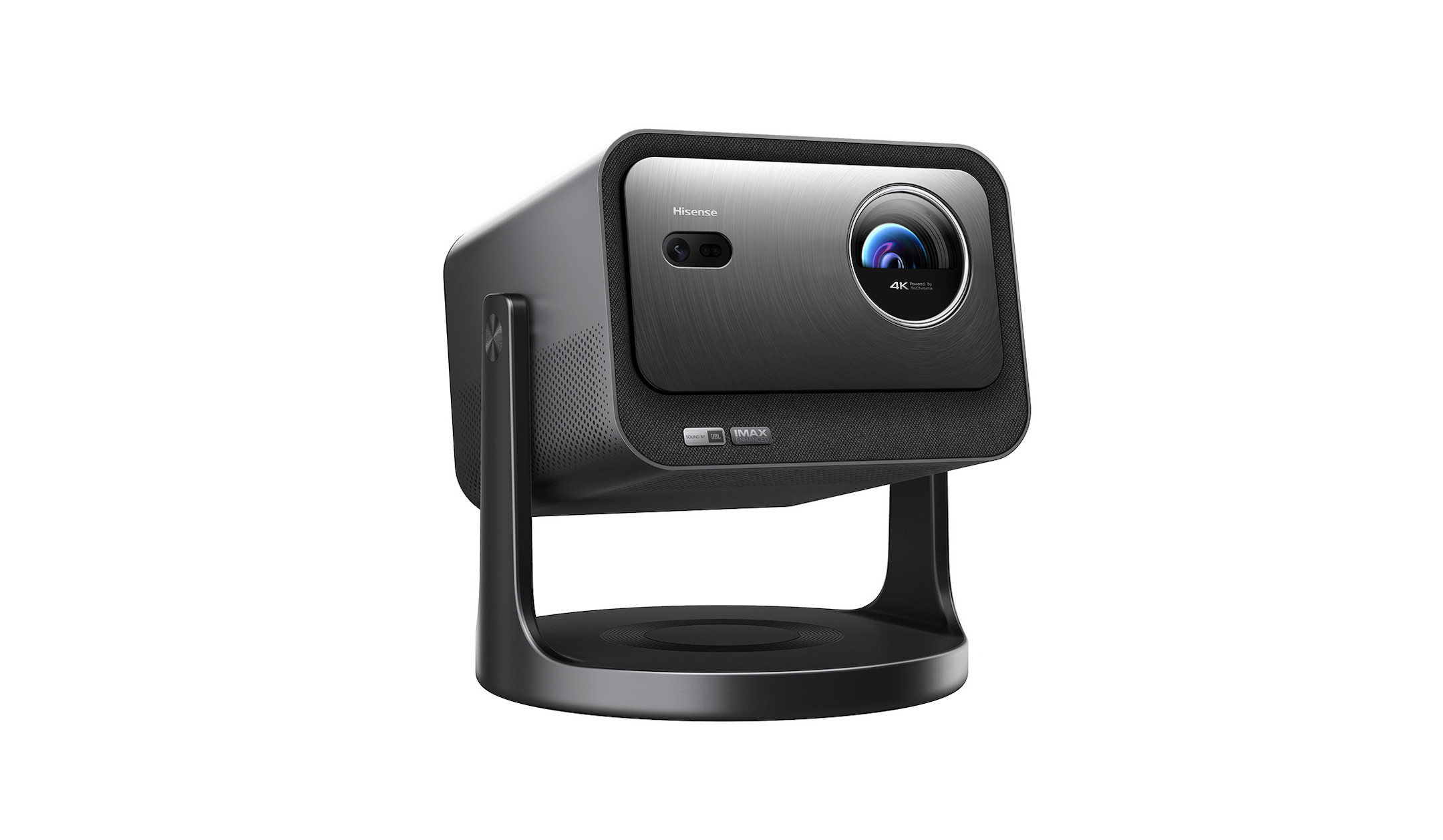 Un proyector Hisense 4K negro con lente plateada y luz azul se asienta sobre un soporte negro.