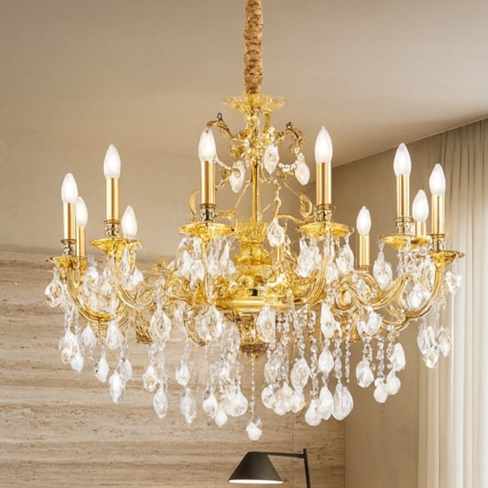 Un lampadario dorato con cristalli e lampadine a candela pende dal soffitto.