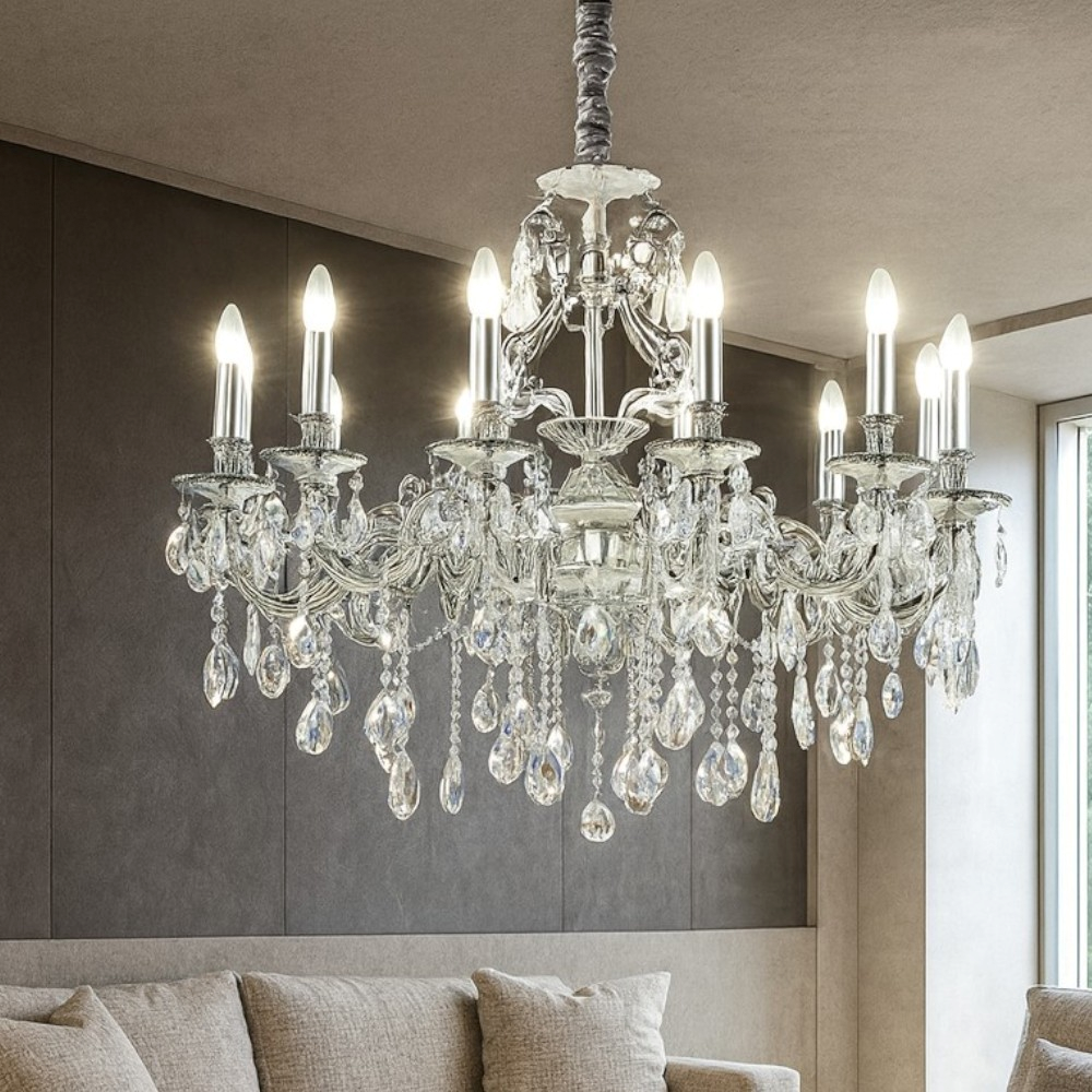 Un lampadario di cristallo lucido con molte luci pende sopra un divano.