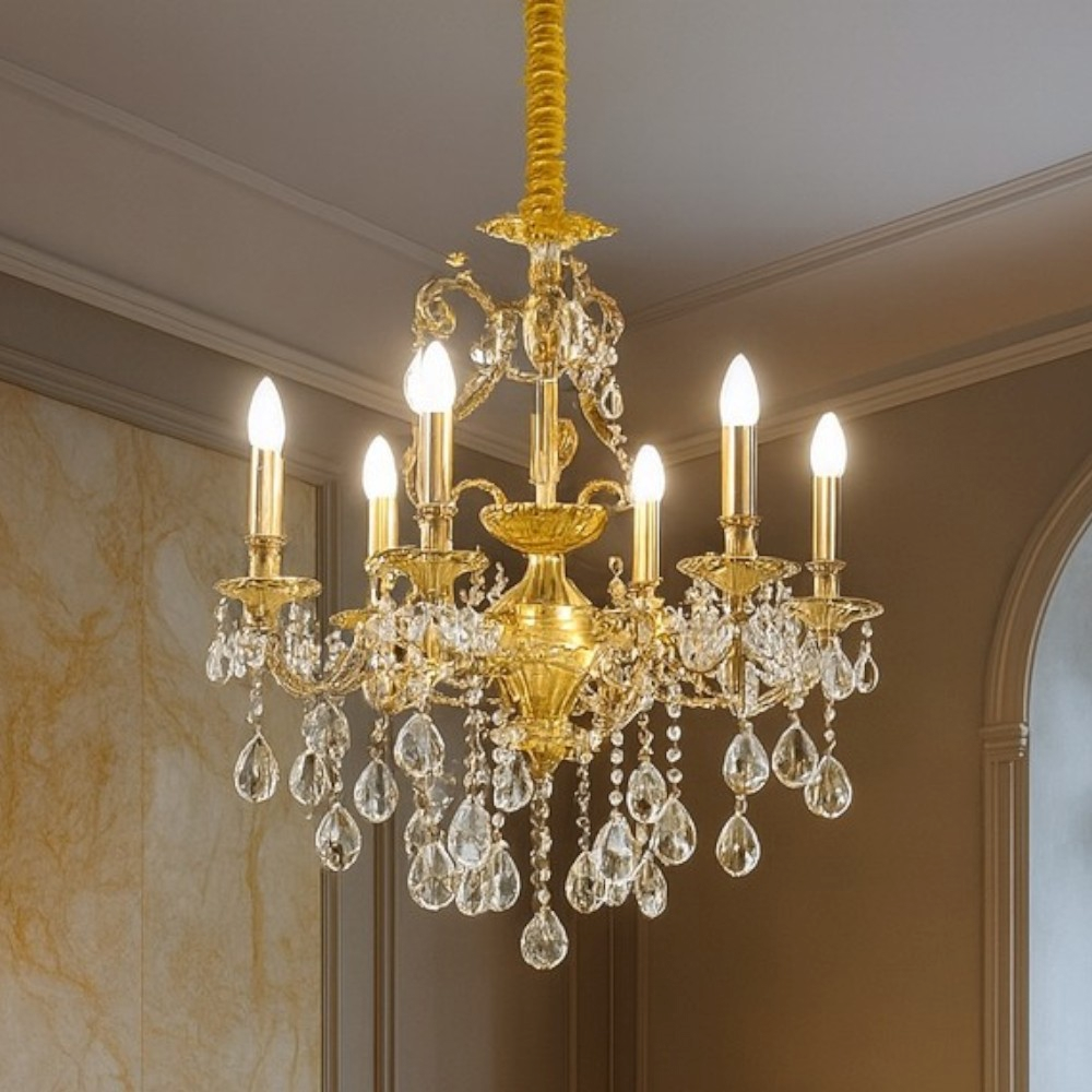 Un lampadario dorato con cristalli e lampadine a candela pende dal soffitto.